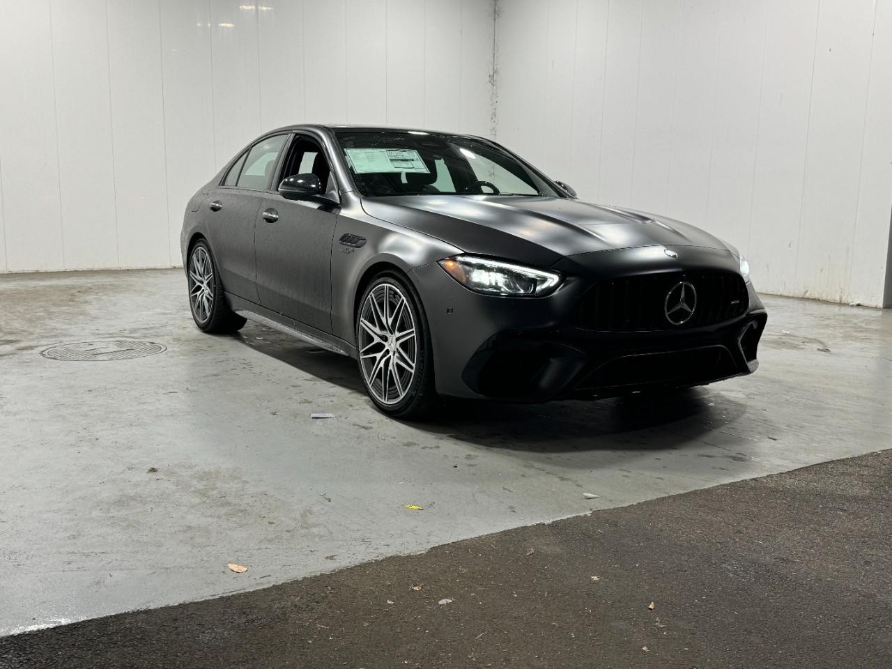 Mercedes-Benz C-Class Vehicle Full-screen Gallery Image 6