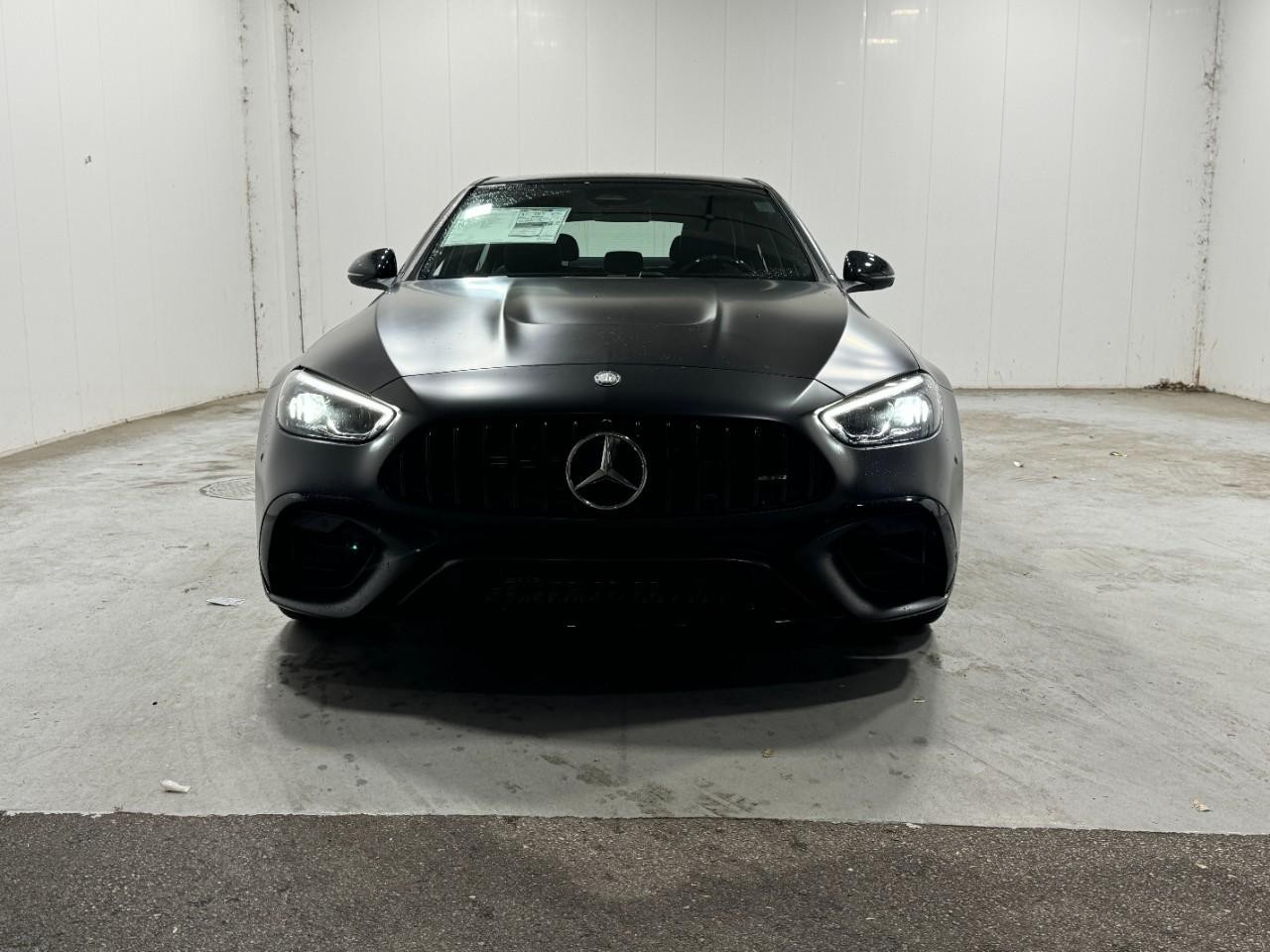 Mercedes-Benz C-Class Vehicle Full-screen Gallery Image 7