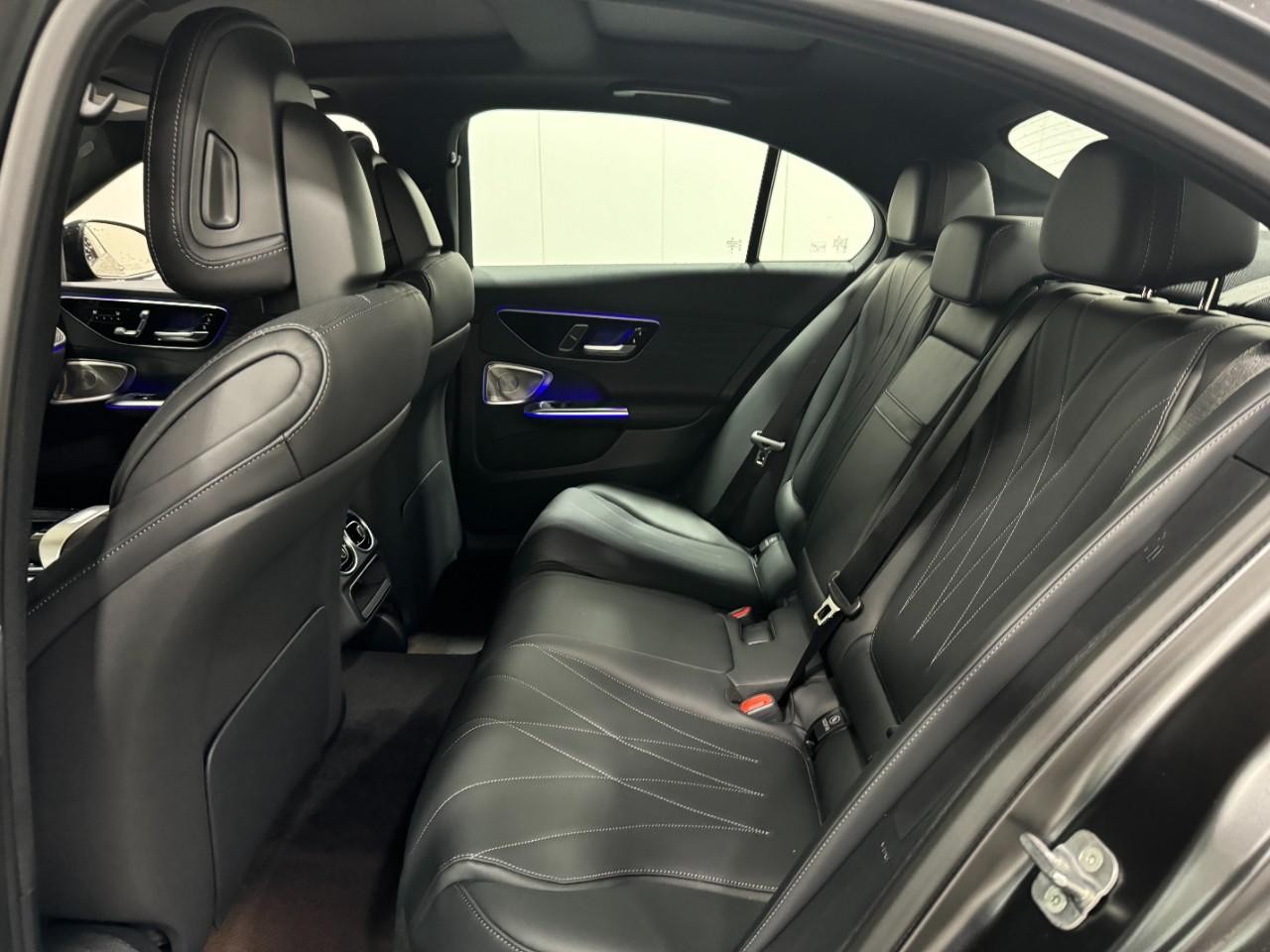 Mercedes-Benz C-Class Vehicle Full-screen Gallery Image 8