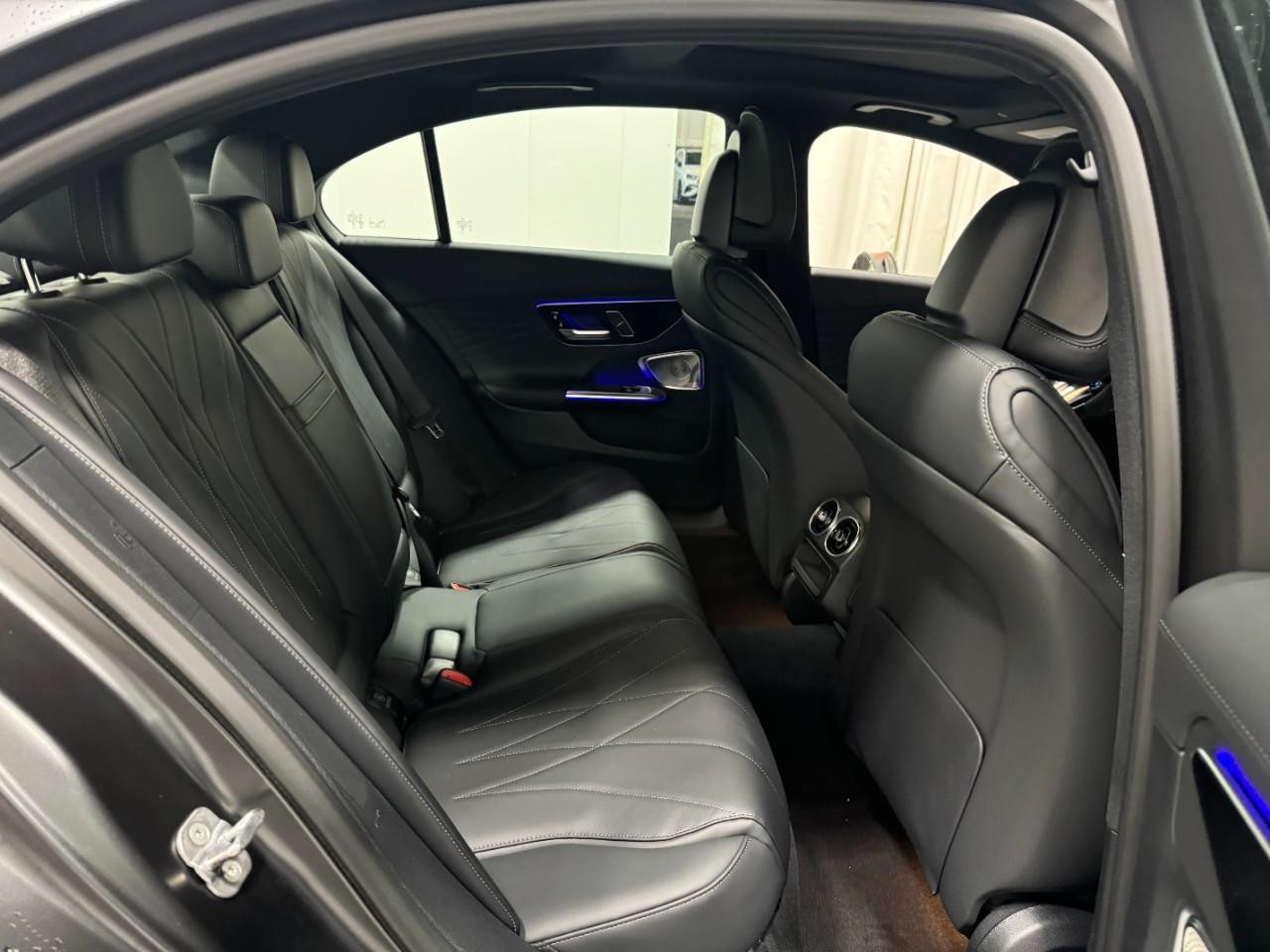 Mercedes-Benz C-Class Vehicle Full-screen Gallery Image 10