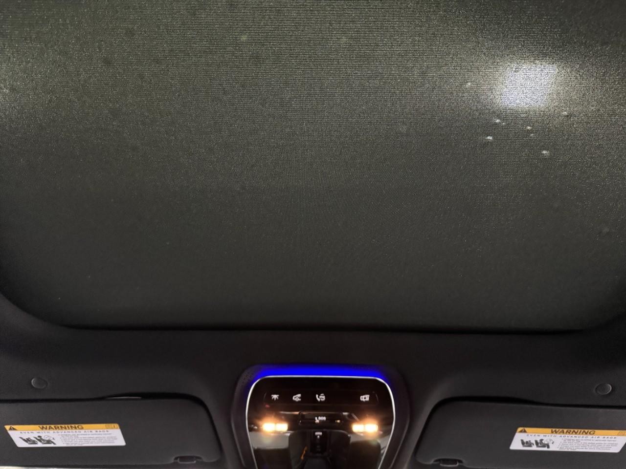 Mercedes-Benz C-Class Vehicle Full-screen Gallery Image 11