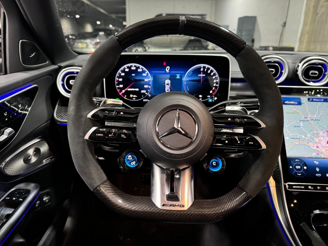Mercedes-Benz C-Class Vehicle Full-screen Gallery Image 13