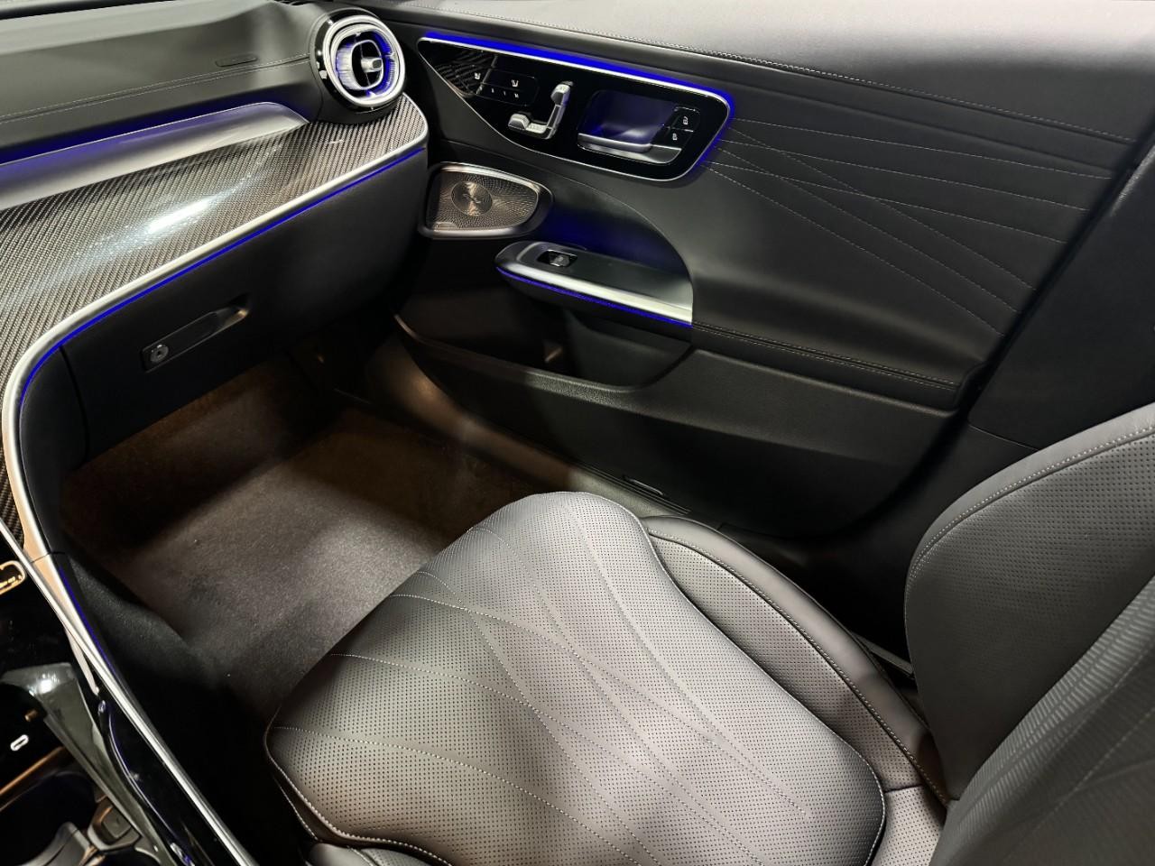 Mercedes-Benz C-Class Vehicle Full-screen Gallery Image 15