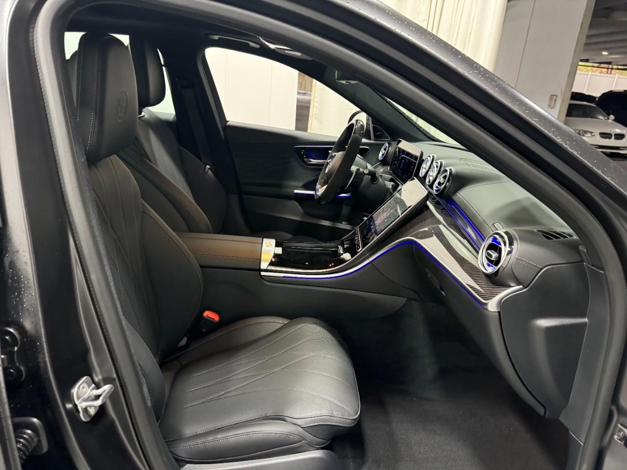 Mercedes-Benz C-Class Vehicle Full-screen Gallery Image 16