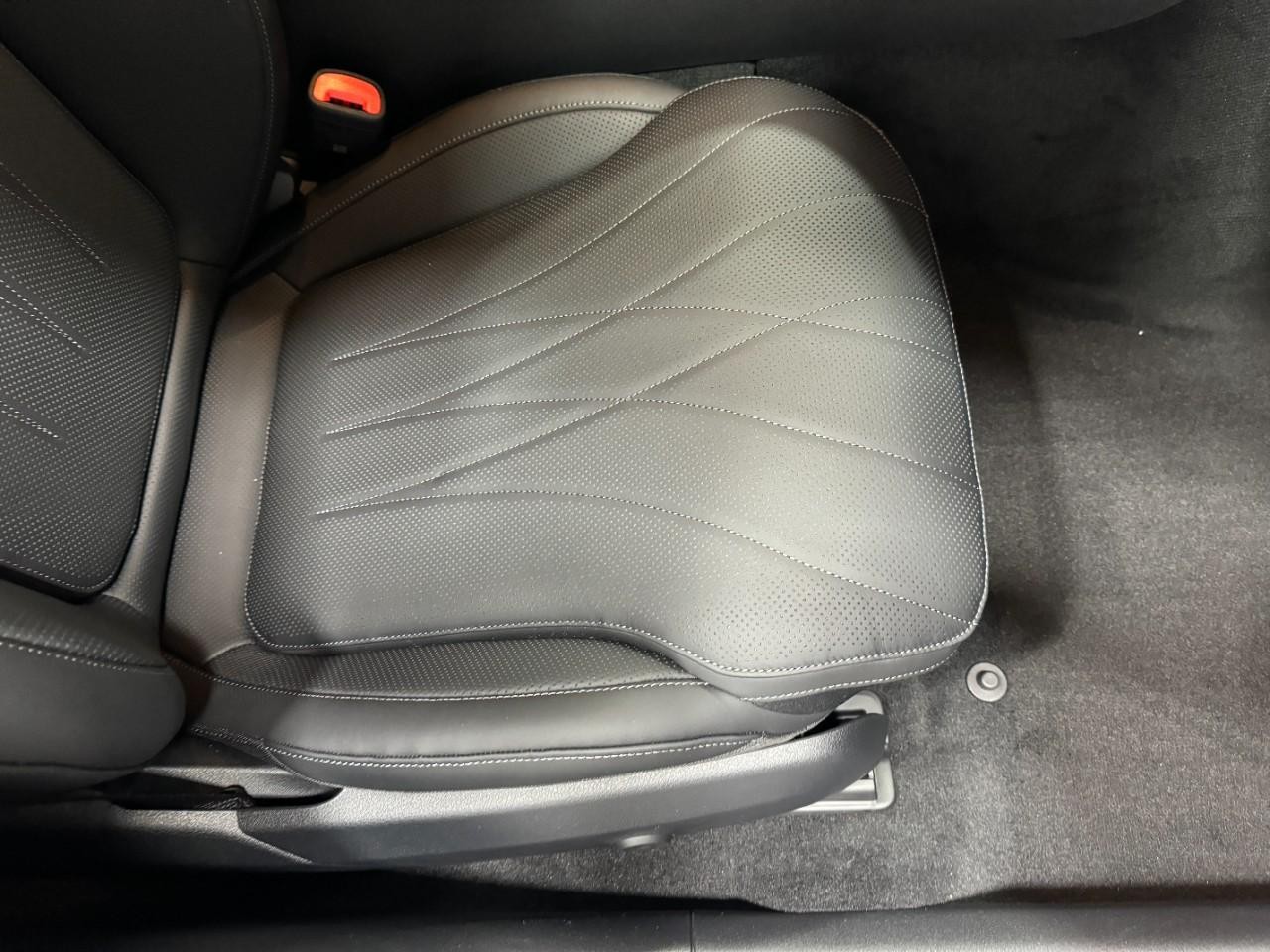 Mercedes-Benz C-Class Vehicle Full-screen Gallery Image 17