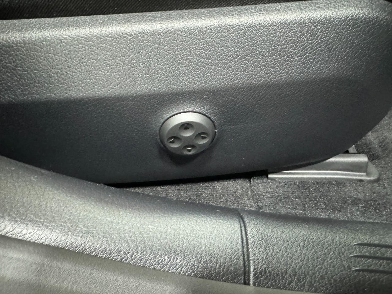 Mercedes-Benz C-Class Vehicle Full-screen Gallery Image 18