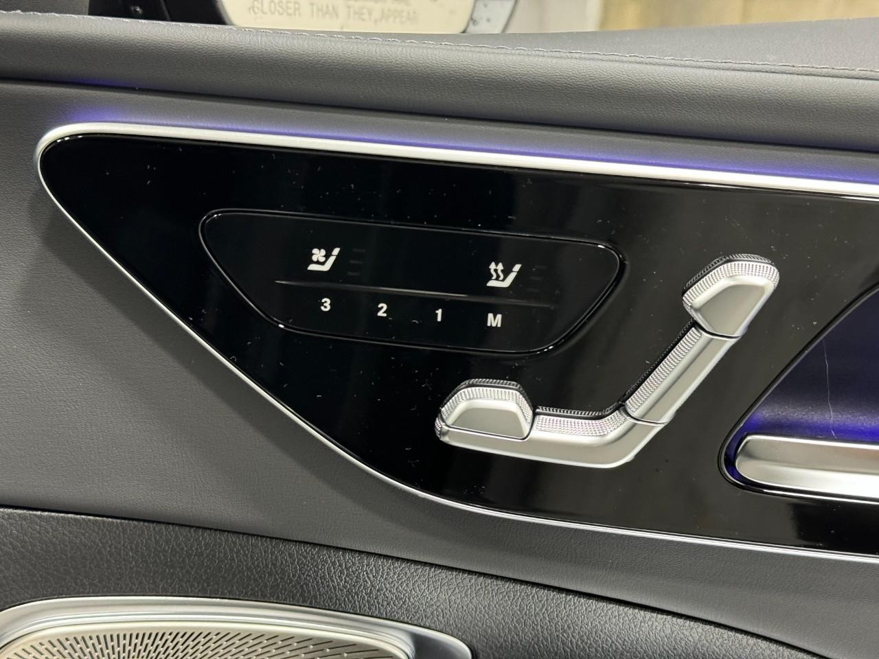 Mercedes-Benz C-Class Vehicle Full-screen Gallery Image 19