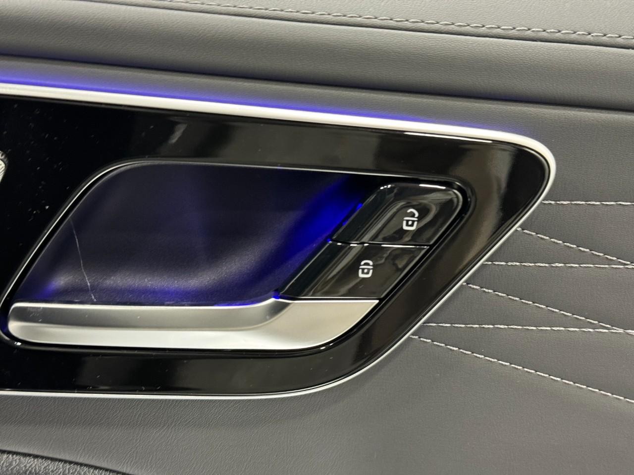 Mercedes-Benz C-Class Vehicle Full-screen Gallery Image 20