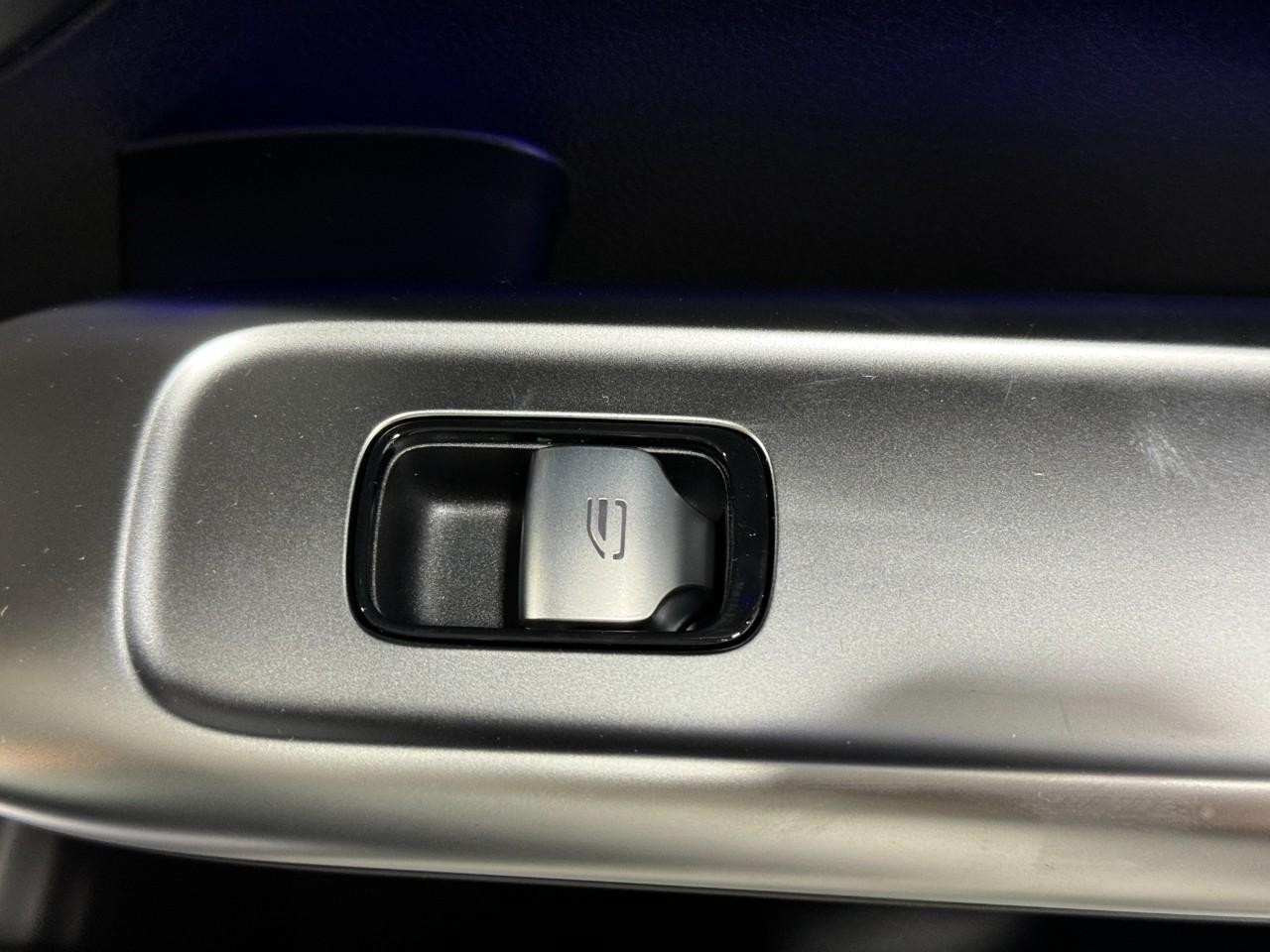 Mercedes-Benz C-Class Vehicle Full-screen Gallery Image 21