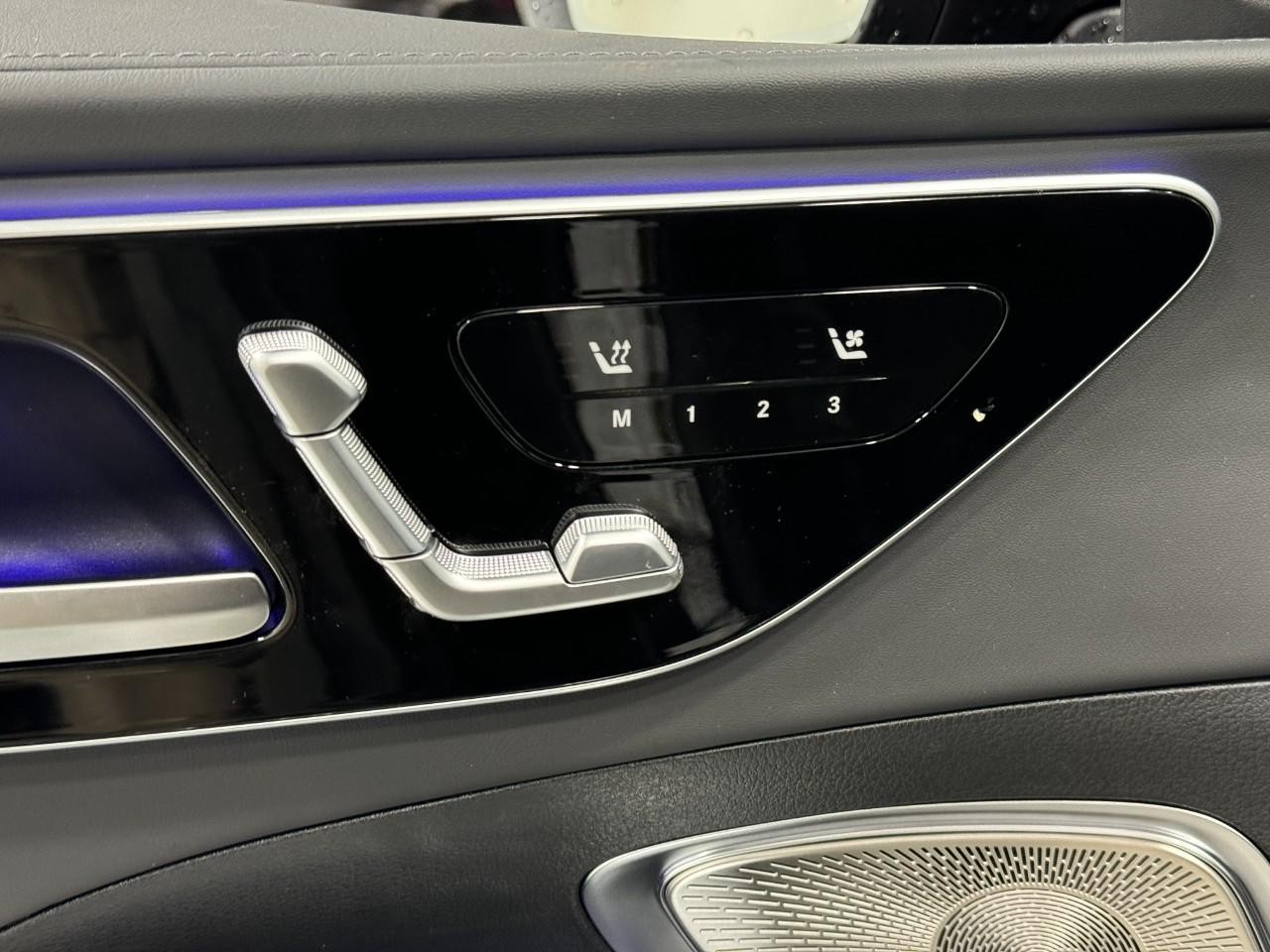 Mercedes-Benz C-Class Vehicle Full-screen Gallery Image 22