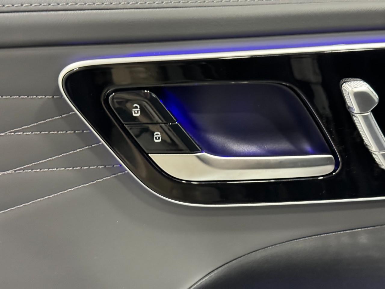 Mercedes-Benz C-Class Vehicle Full-screen Gallery Image 23