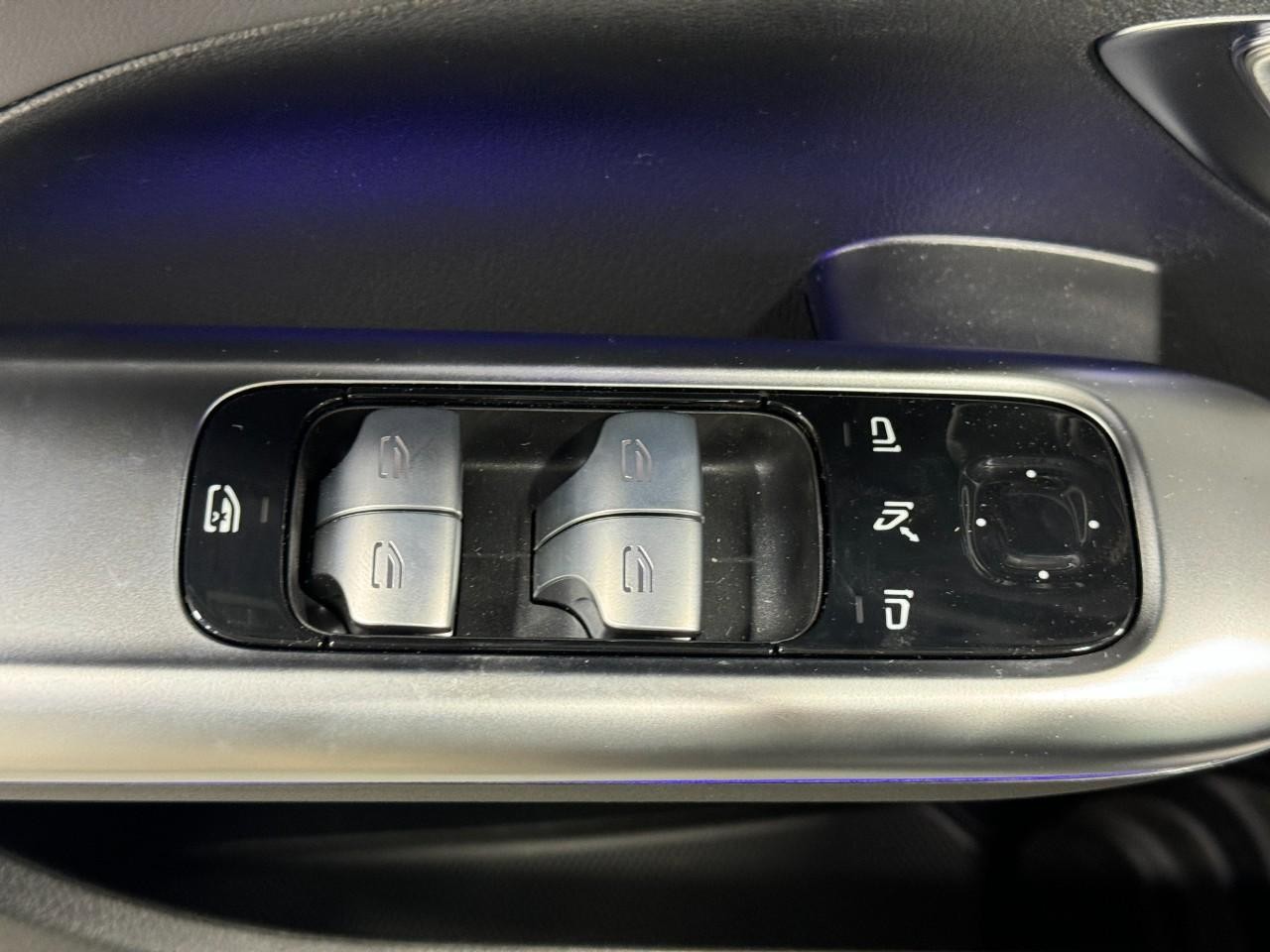 Mercedes-Benz C-Class Vehicle Full-screen Gallery Image 24