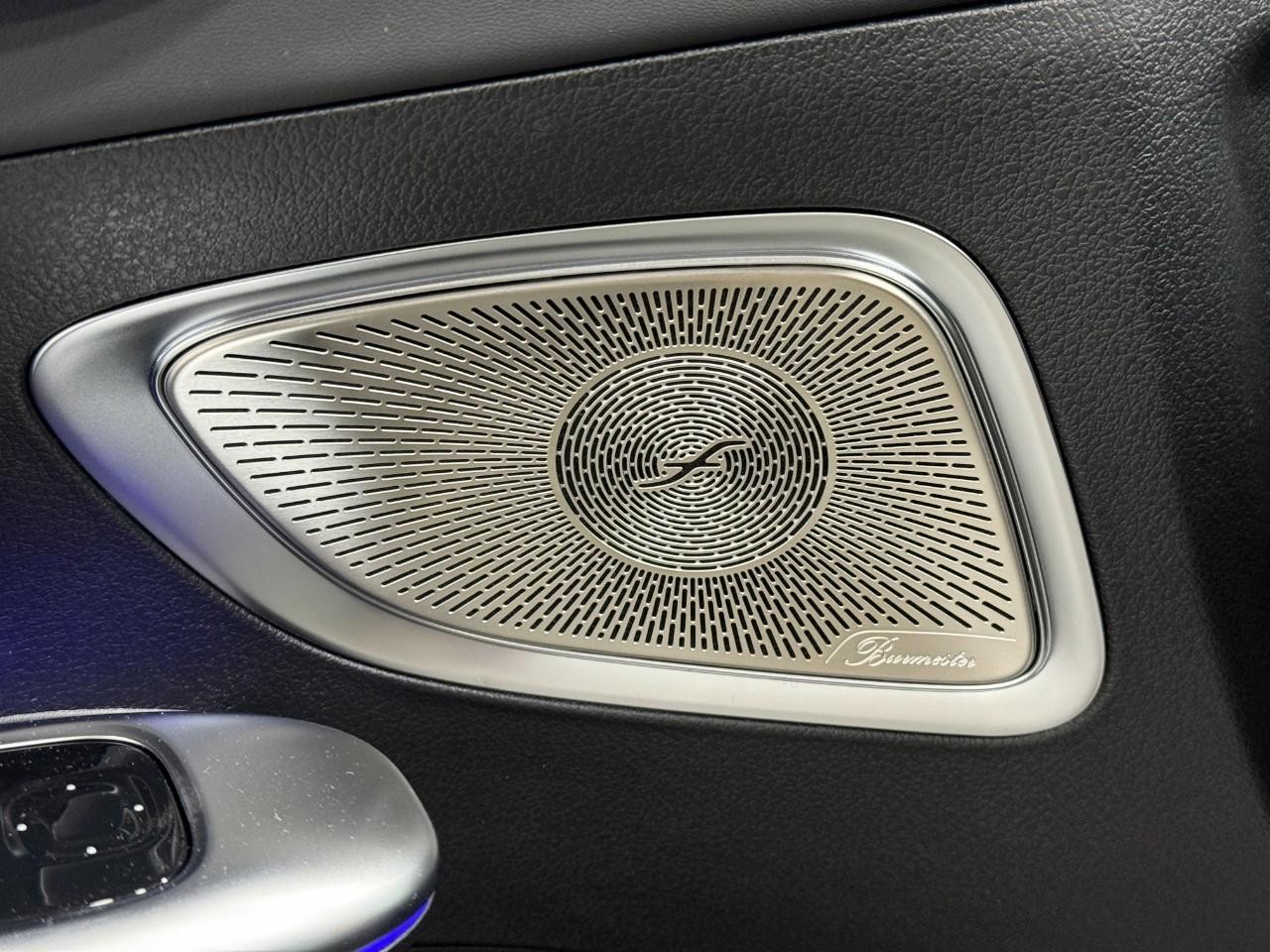 Mercedes-Benz C-Class Vehicle Full-screen Gallery Image 25