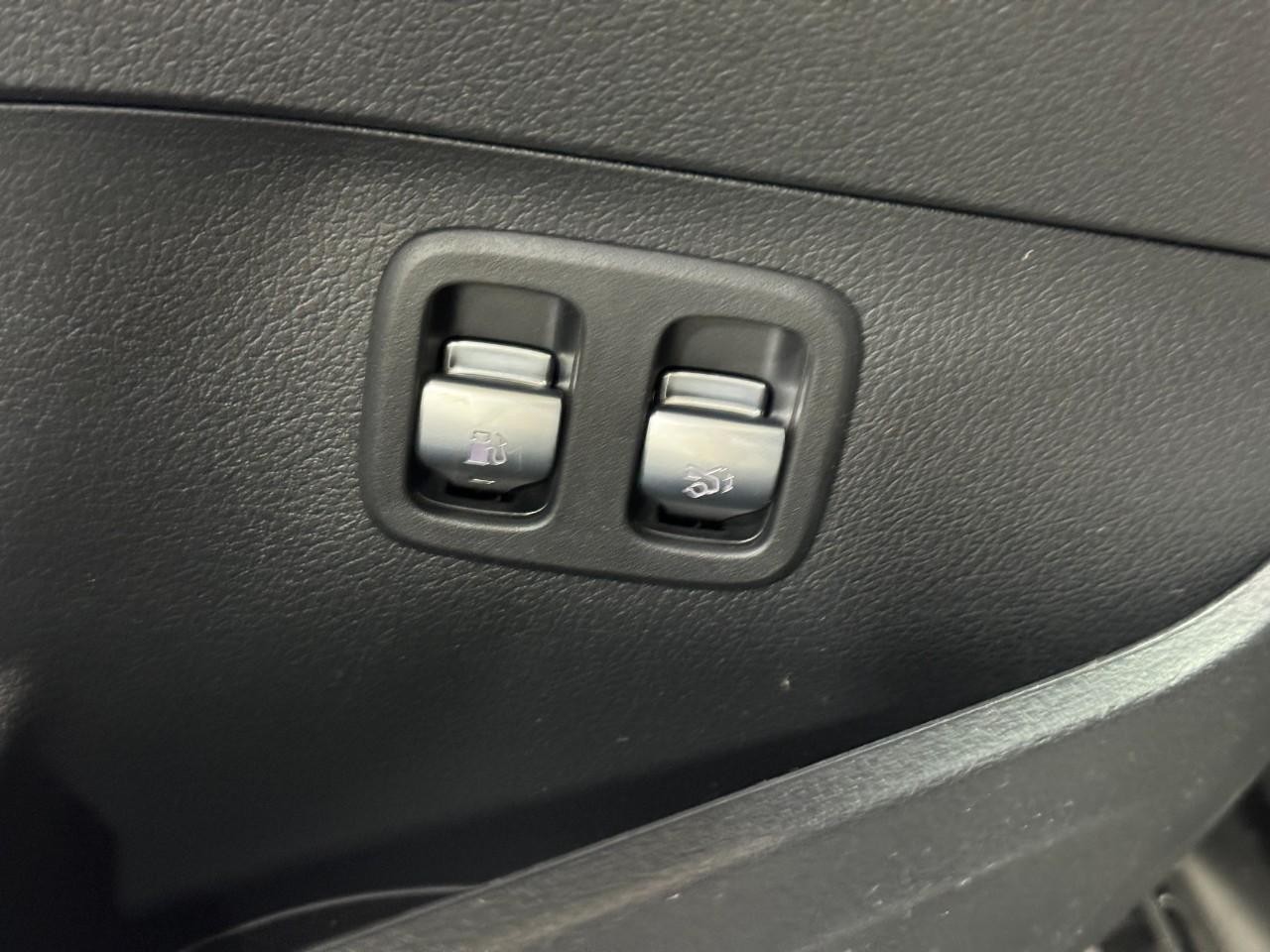 Mercedes-Benz C-Class Vehicle Full-screen Gallery Image 26