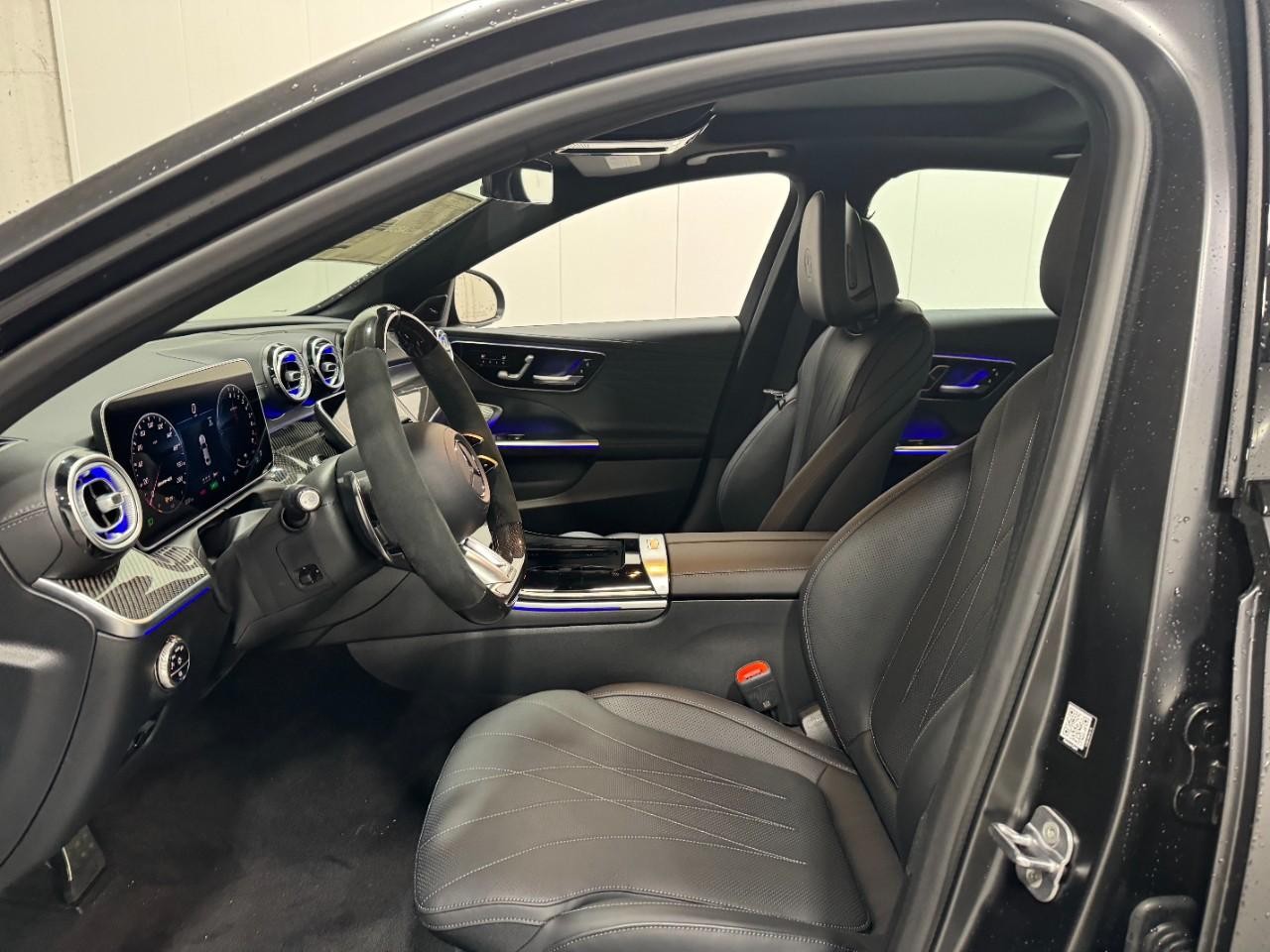 Mercedes-Benz C-Class Vehicle Full-screen Gallery Image 27