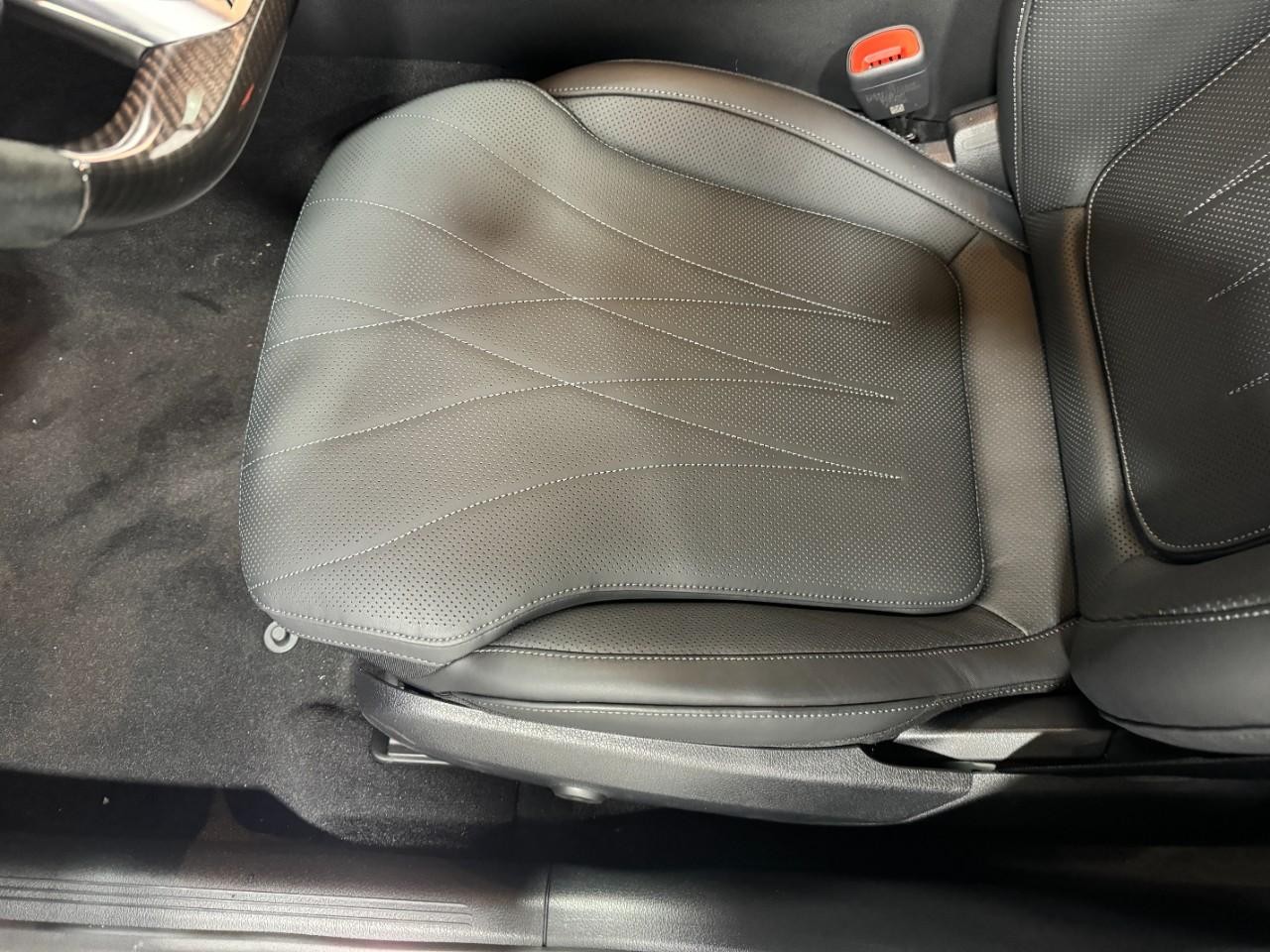 Mercedes-Benz C-Class Vehicle Full-screen Gallery Image 28