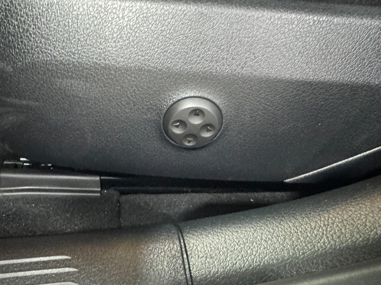 Mercedes-Benz C-Class Vehicle Full-screen Gallery Image 29