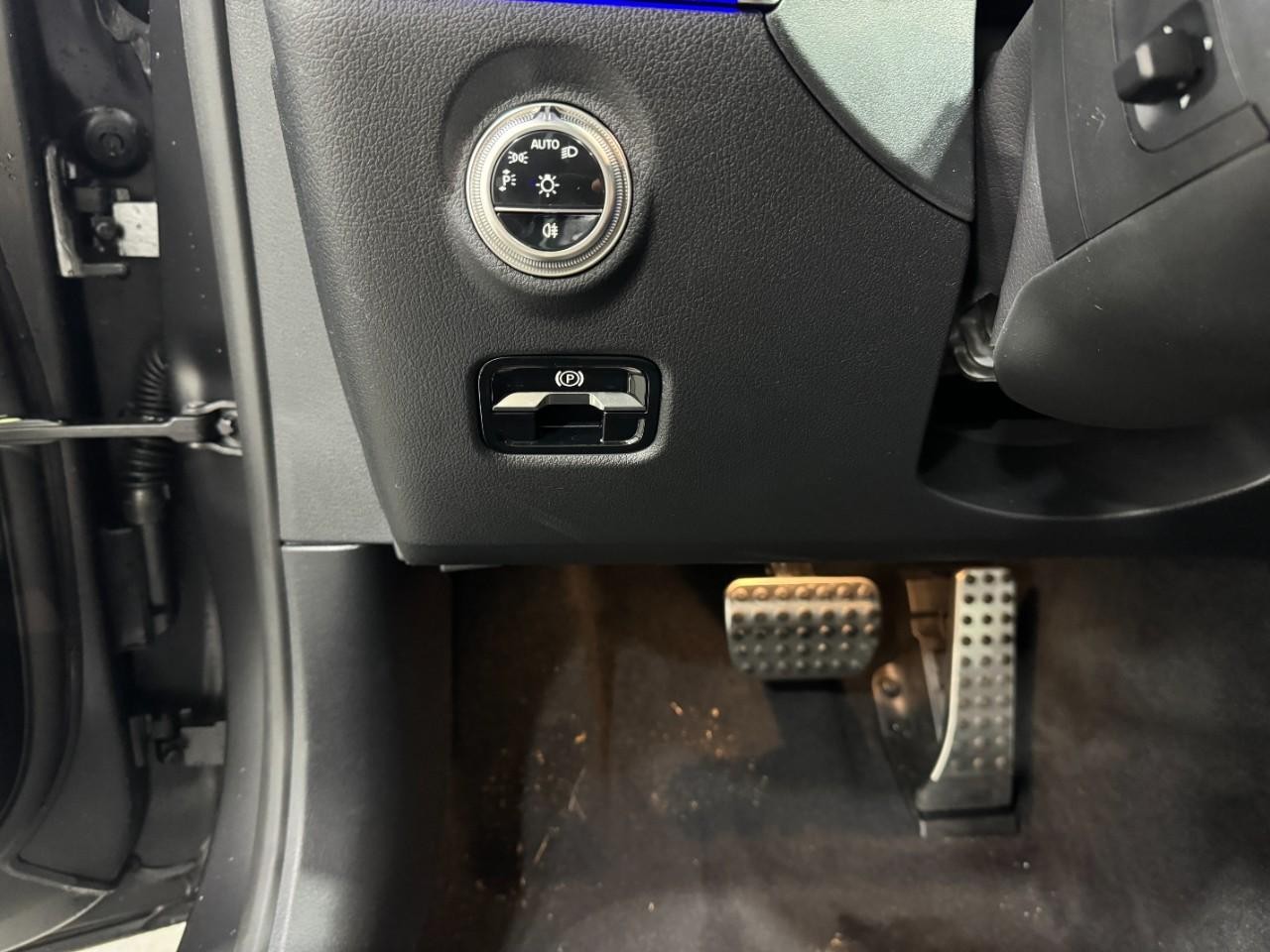 Mercedes-Benz C-Class Vehicle Full-screen Gallery Image 30