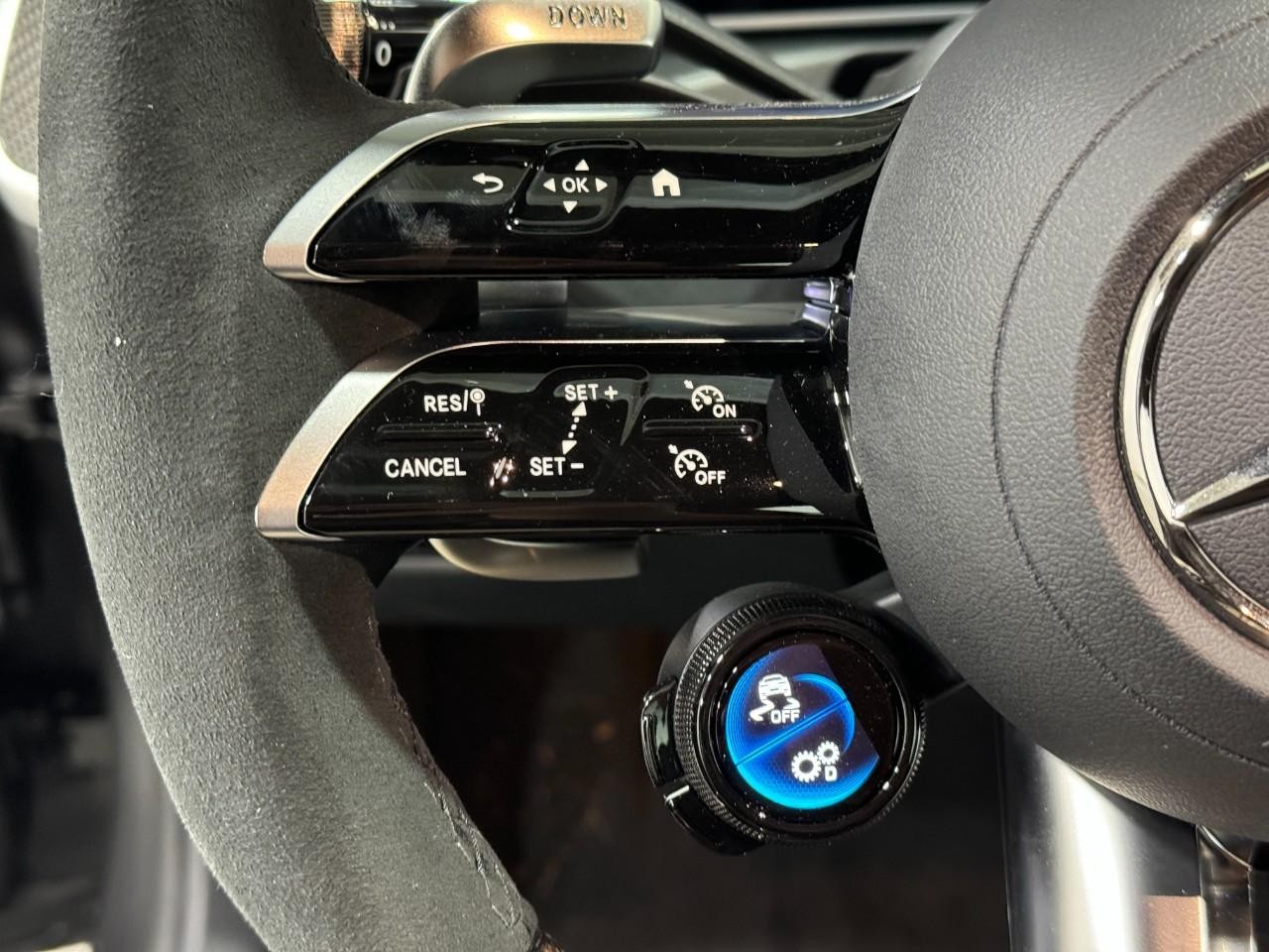 Mercedes-Benz C-Class Vehicle Full-screen Gallery Image 31