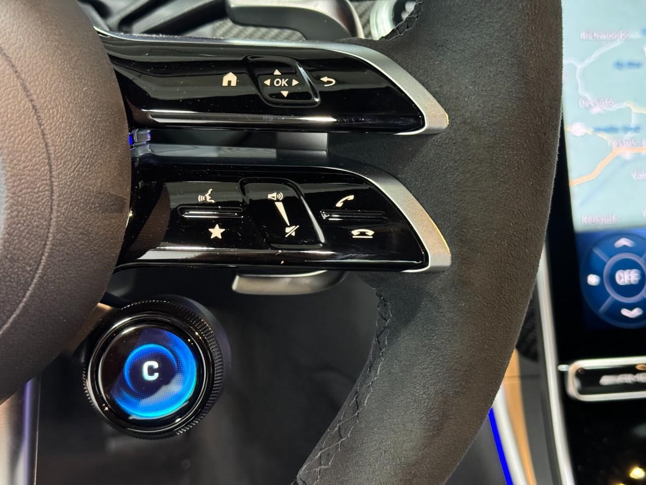 Mercedes-Benz C-Class Vehicle Full-screen Gallery Image 32