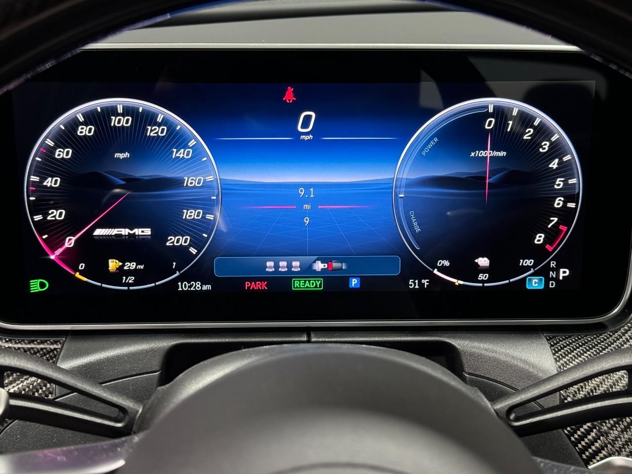 Mercedes-Benz C-Class Vehicle Full-screen Gallery Image 33