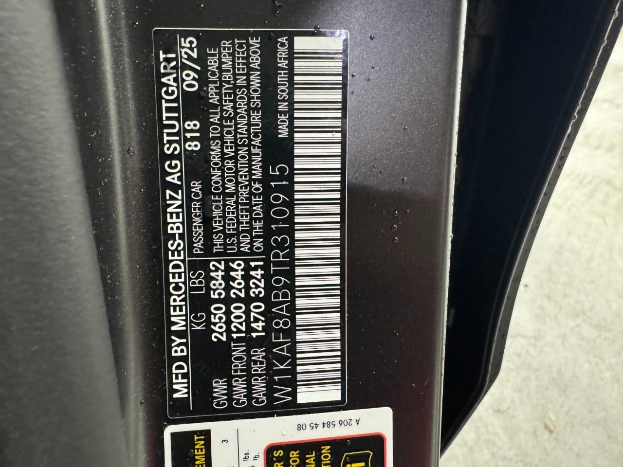 Mercedes-Benz C-Class Vehicle Full-screen Gallery Image 36