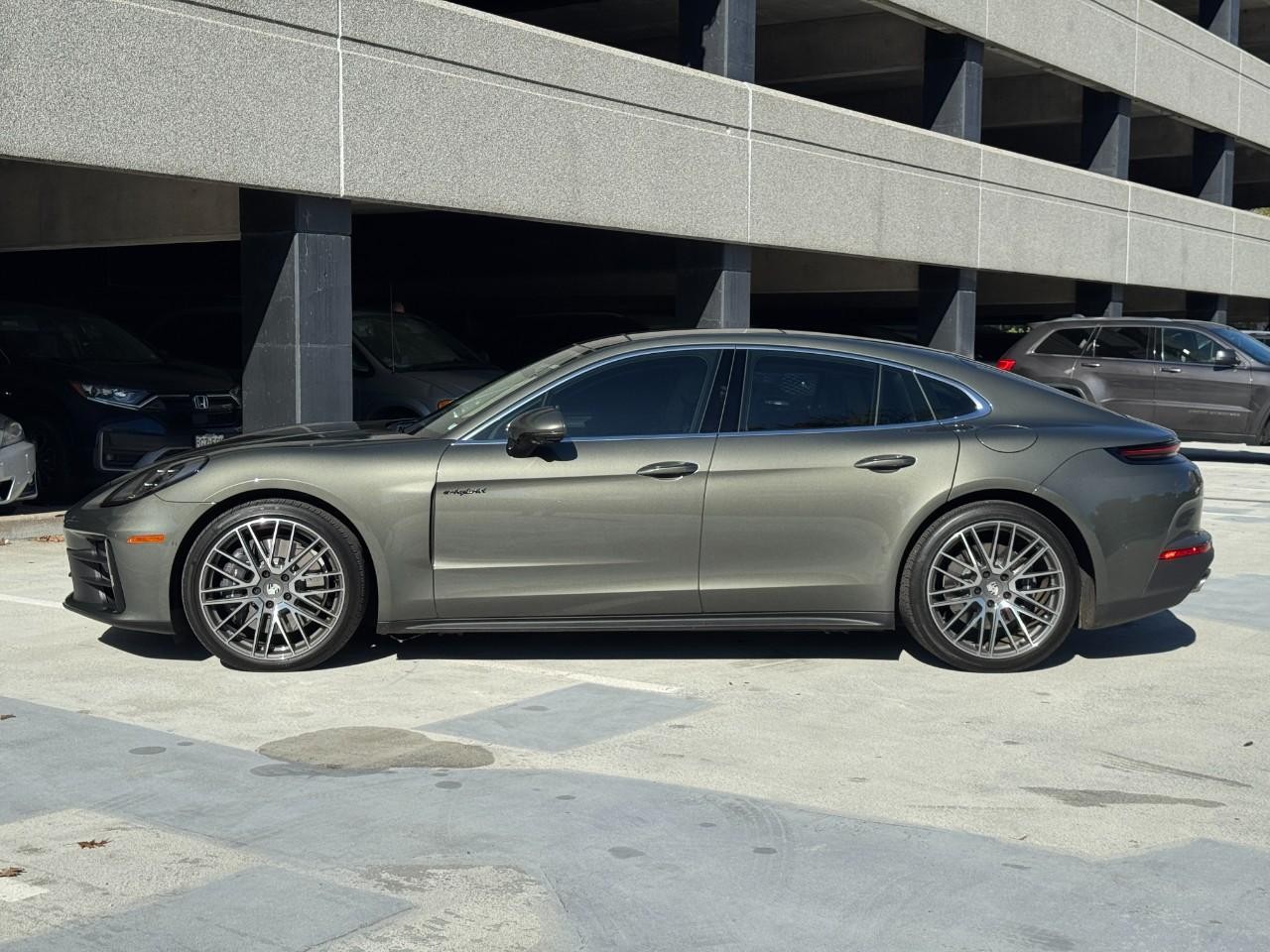 Porsche Panamera Vehicle Full-screen Gallery Image 2