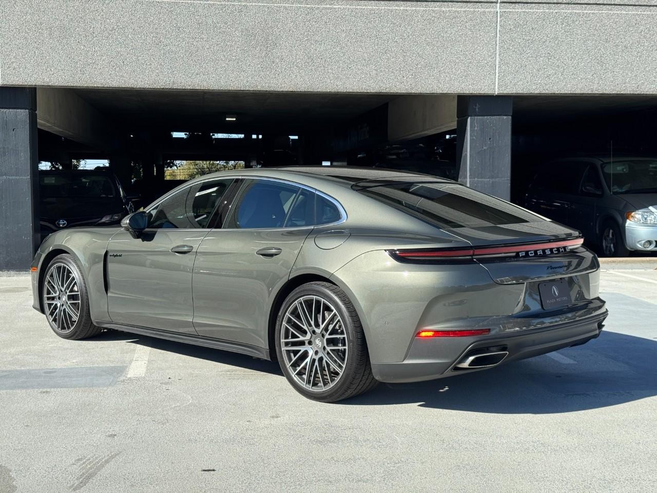 Porsche Panamera Vehicle Full-screen Gallery Image 3