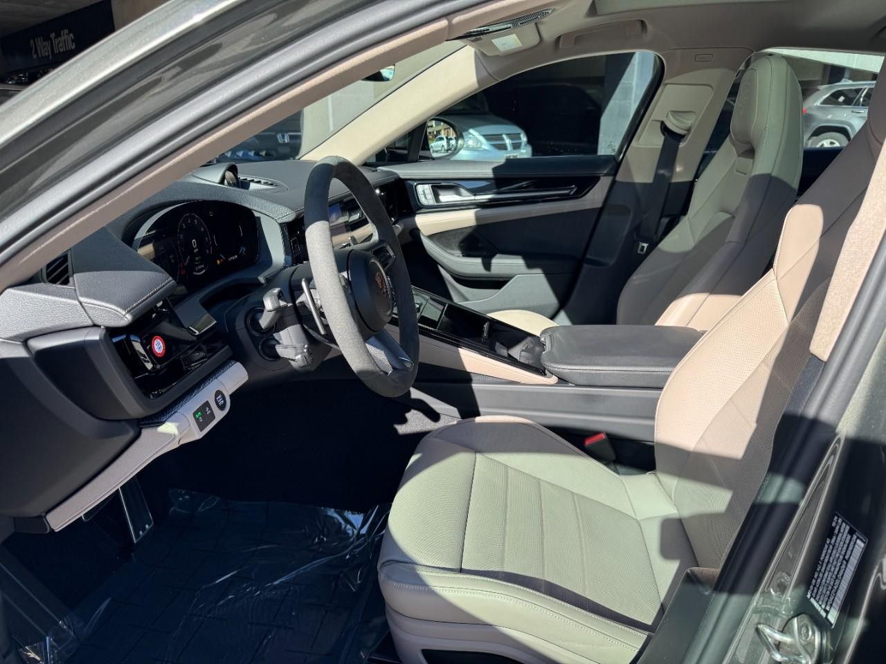 Porsche Panamera Vehicle Full-screen Gallery Image 9