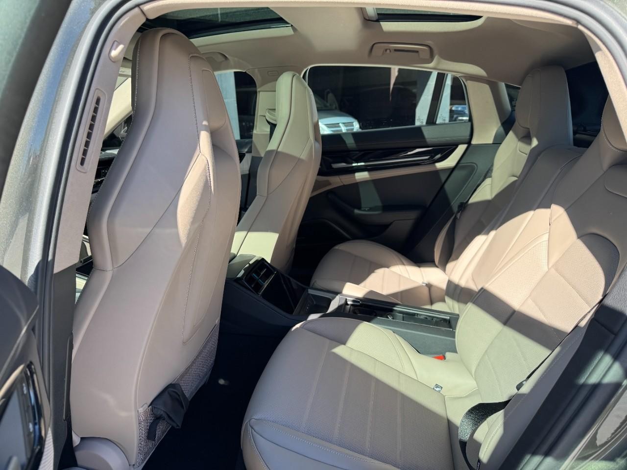 Porsche Panamera Vehicle Full-screen Gallery Image 10