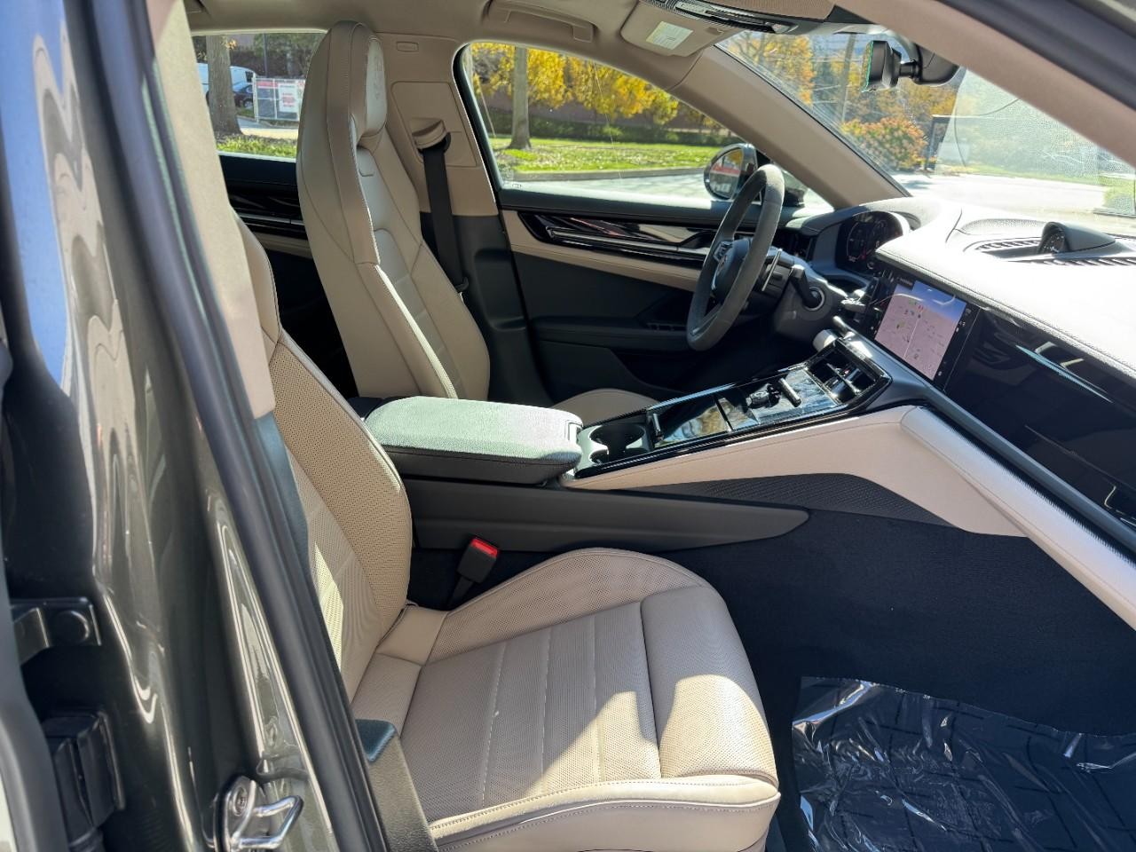 Porsche Panamera Vehicle Full-screen Gallery Image 11