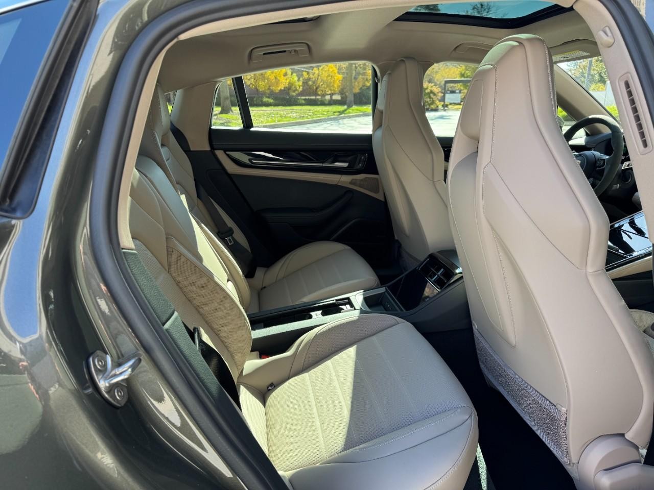 Porsche Panamera Vehicle Full-screen Gallery Image 12