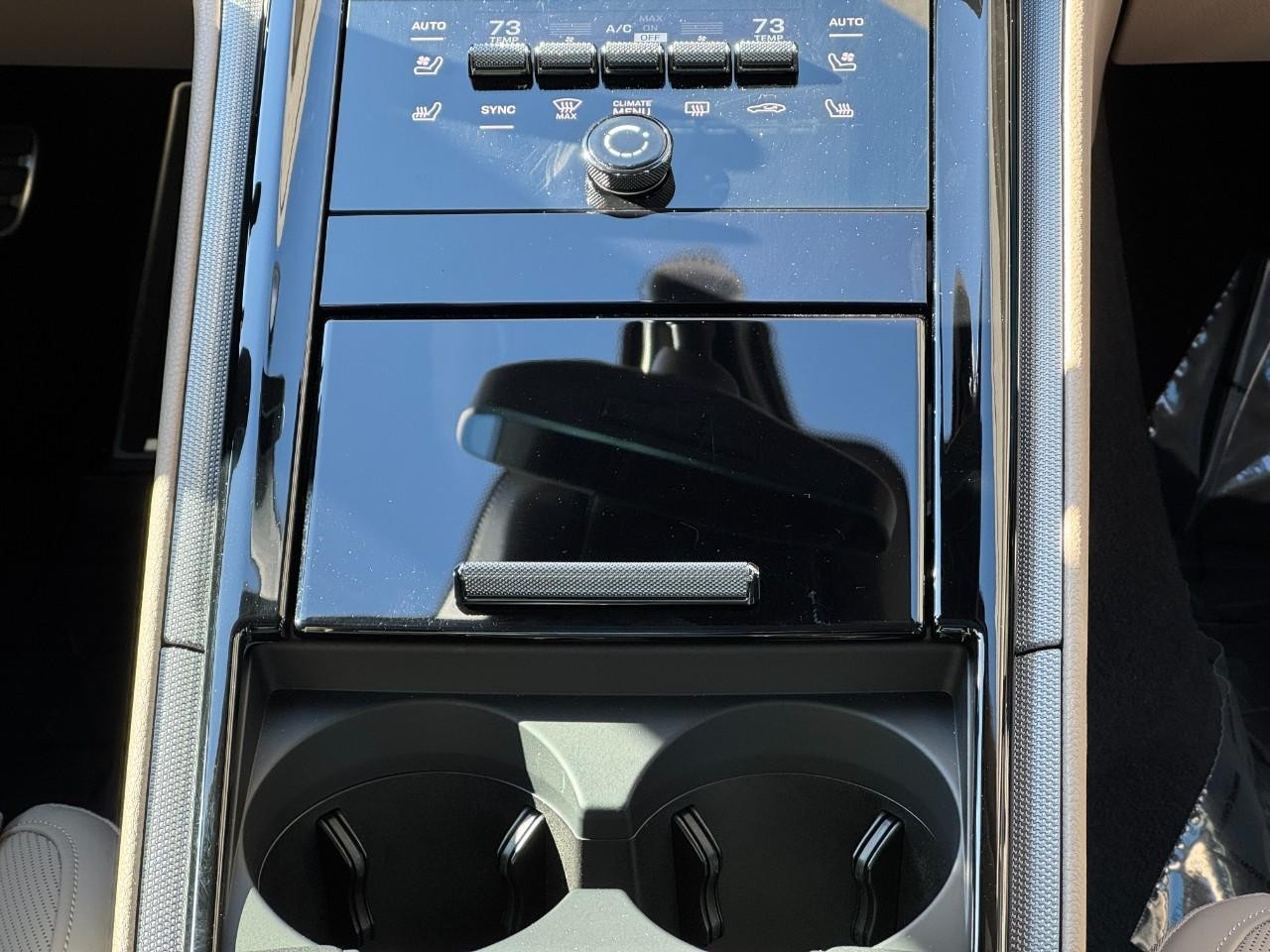 Porsche Panamera Vehicle Full-screen Gallery Image 16