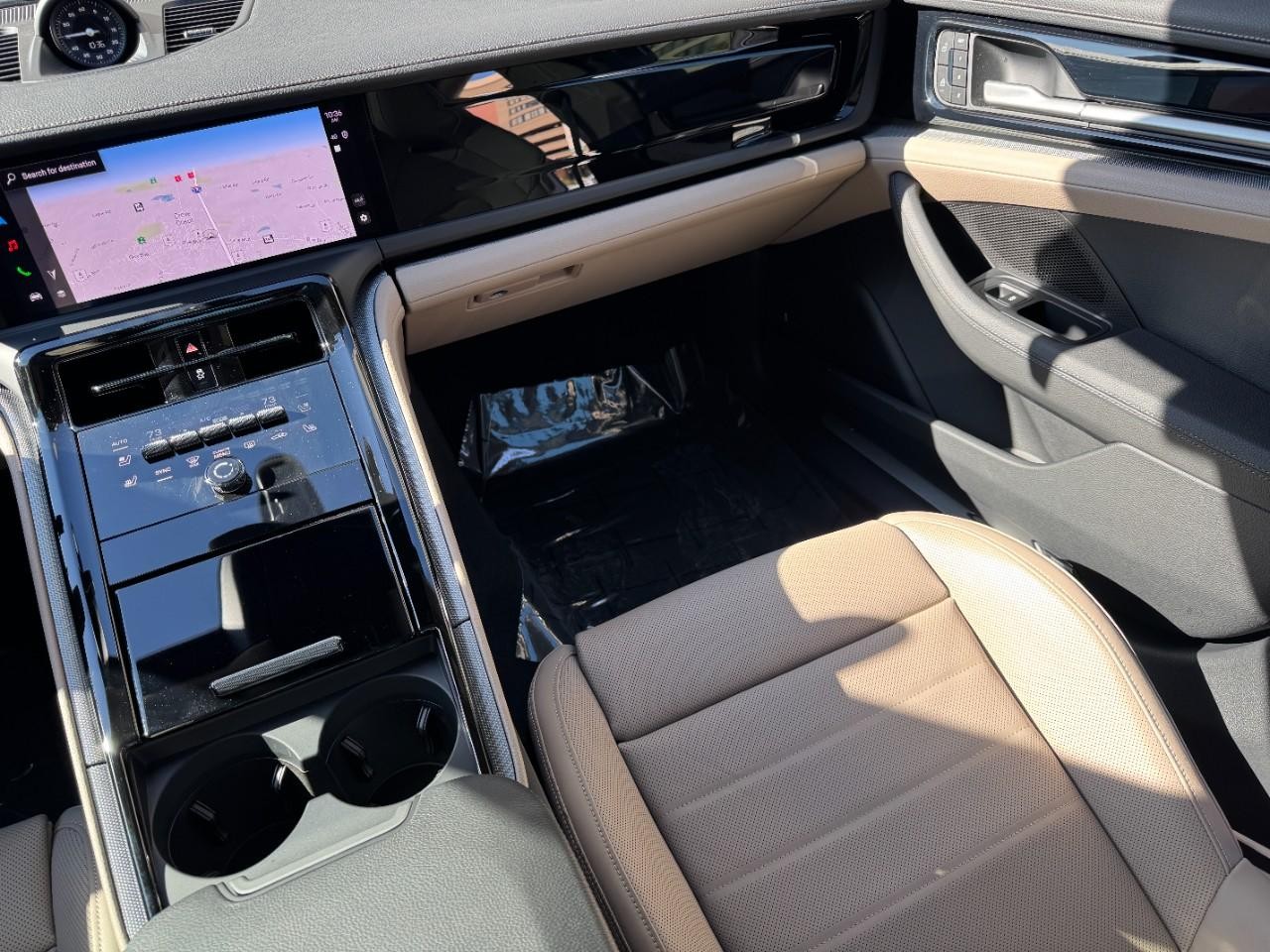 Porsche Panamera Vehicle Full-screen Gallery Image 17