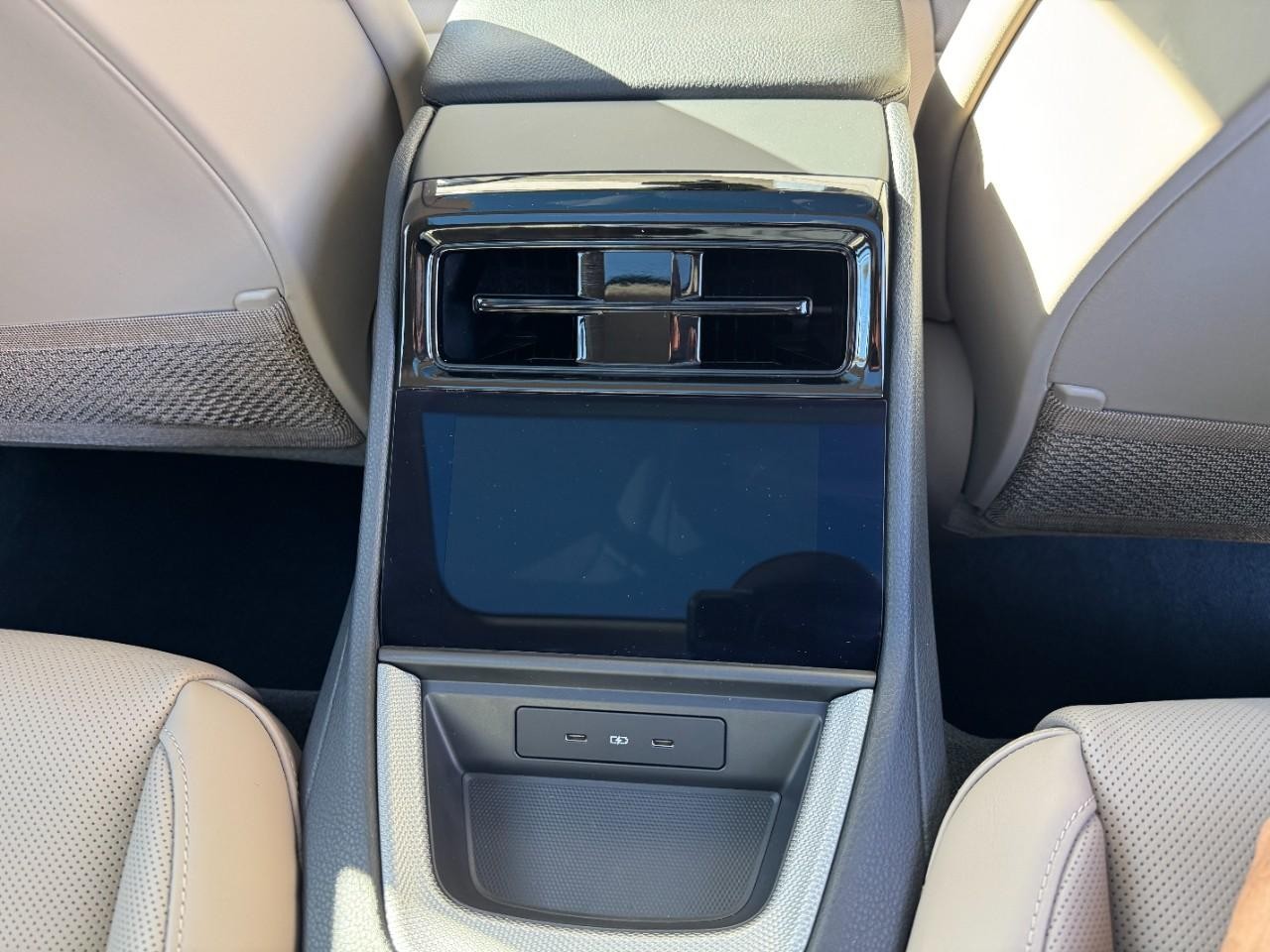 Porsche Panamera Vehicle Full-screen Gallery Image 18