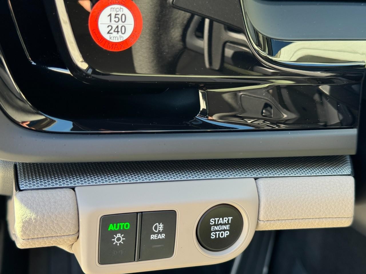 Porsche Panamera Vehicle Full-screen Gallery Image 19