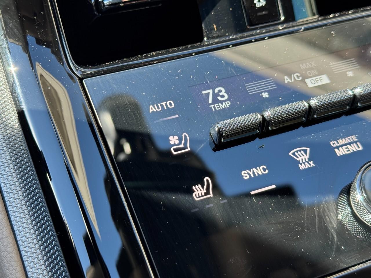 Porsche Panamera Vehicle Full-screen Gallery Image 25