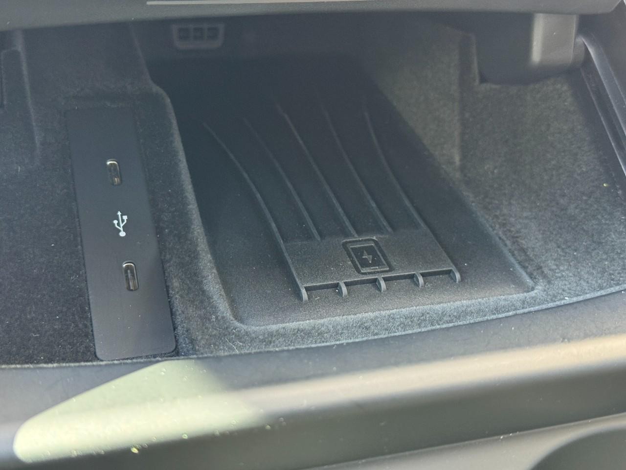 Porsche Panamera Vehicle Full-screen Gallery Image 26