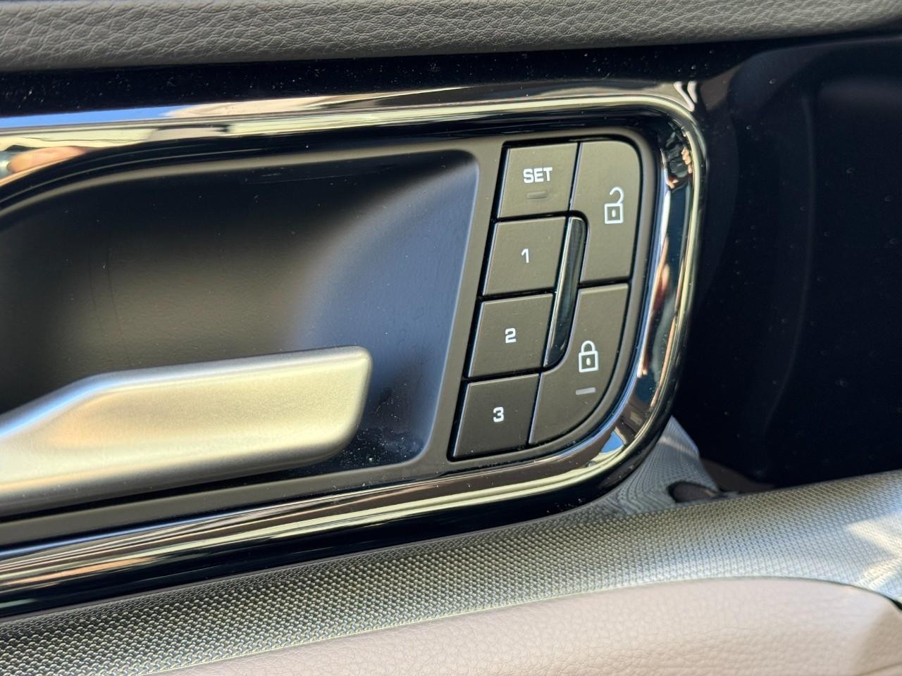 Porsche Panamera Vehicle Full-screen Gallery Image 27