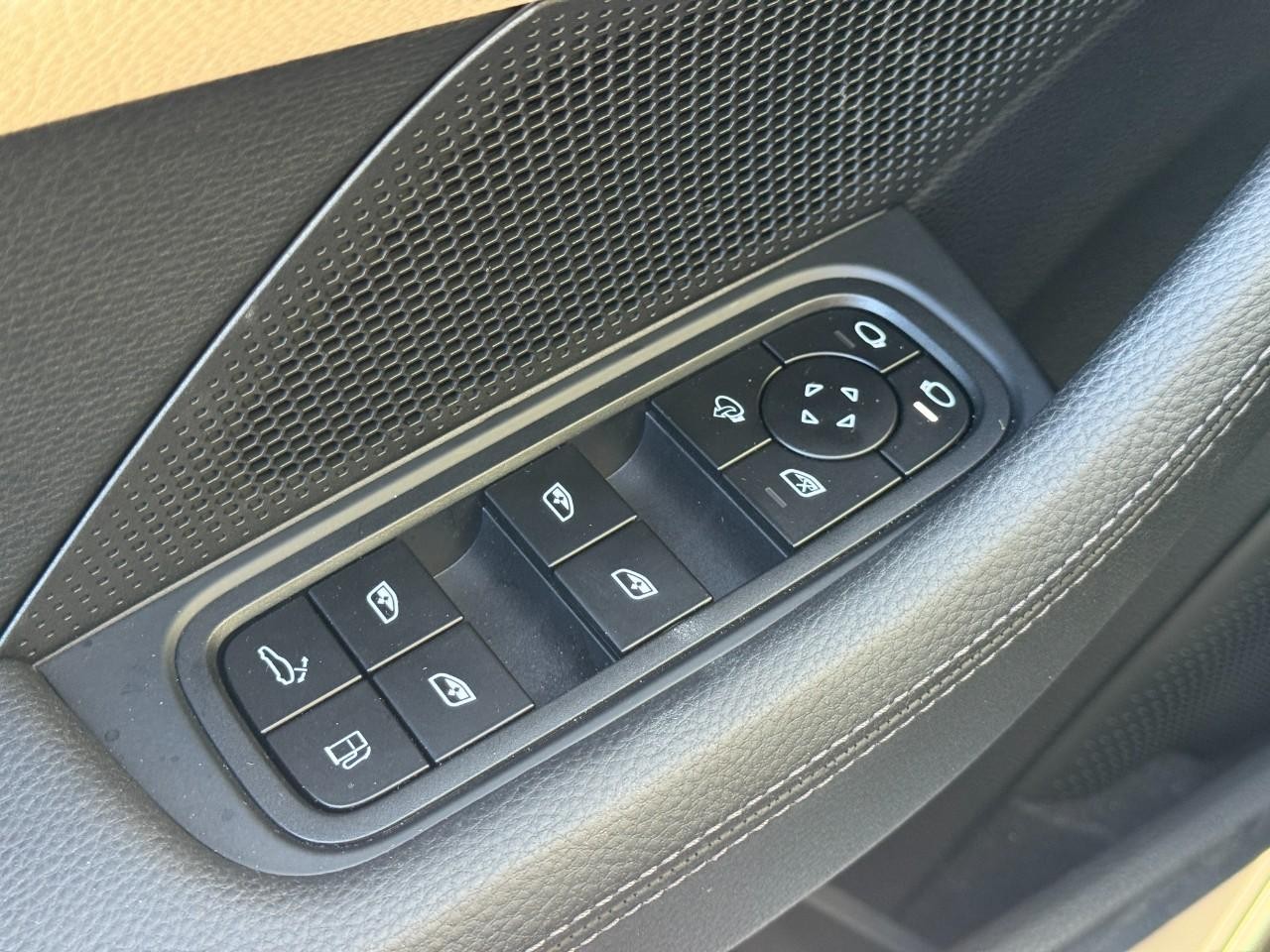 Porsche Panamera Vehicle Full-screen Gallery Image 28