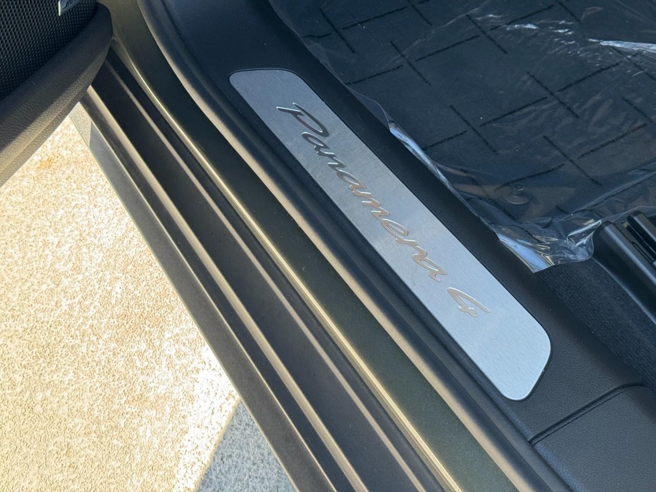 Porsche Panamera Vehicle Full-screen Gallery Image 30