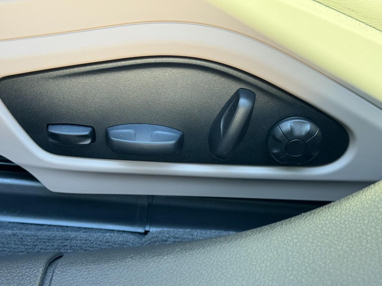 Porsche Panamera Vehicle Full-screen Gallery Image 32