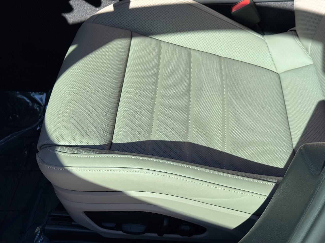 Porsche Panamera Vehicle Full-screen Gallery Image 33