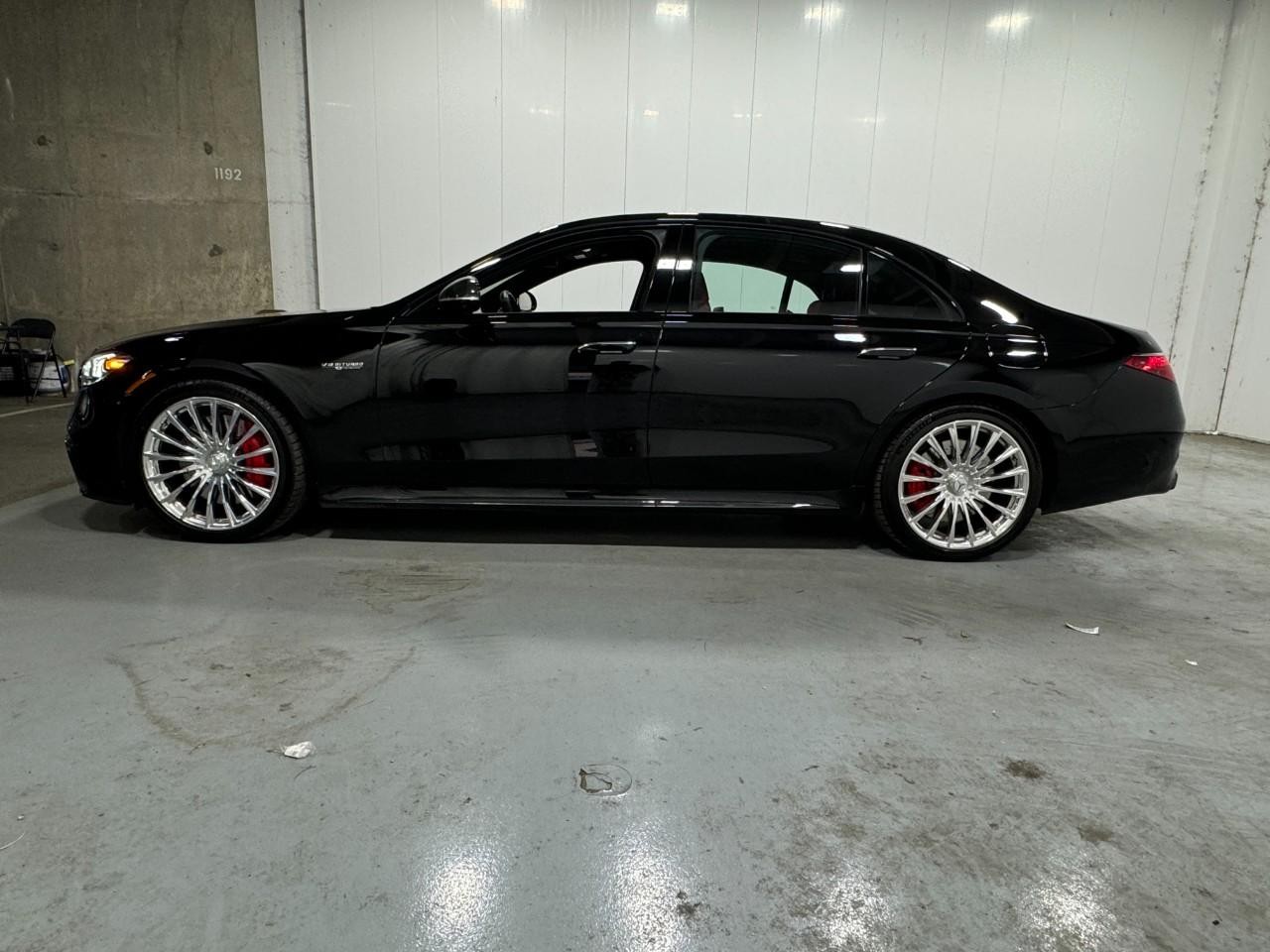 Mercedes-Benz S-Class Vehicle Full-screen Gallery Image 2