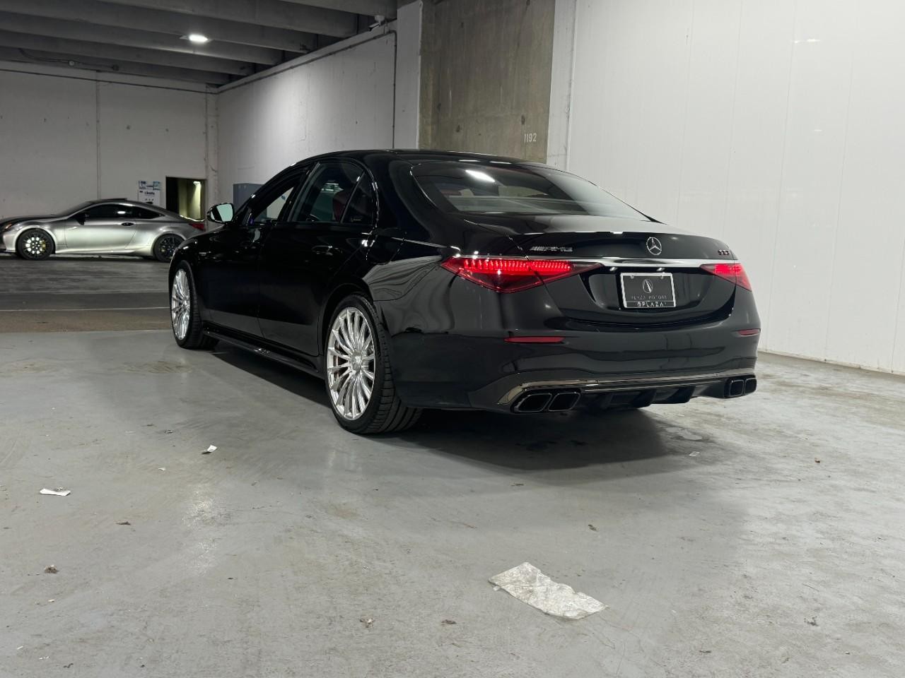 Mercedes-Benz S-Class Vehicle Full-screen Gallery Image 3