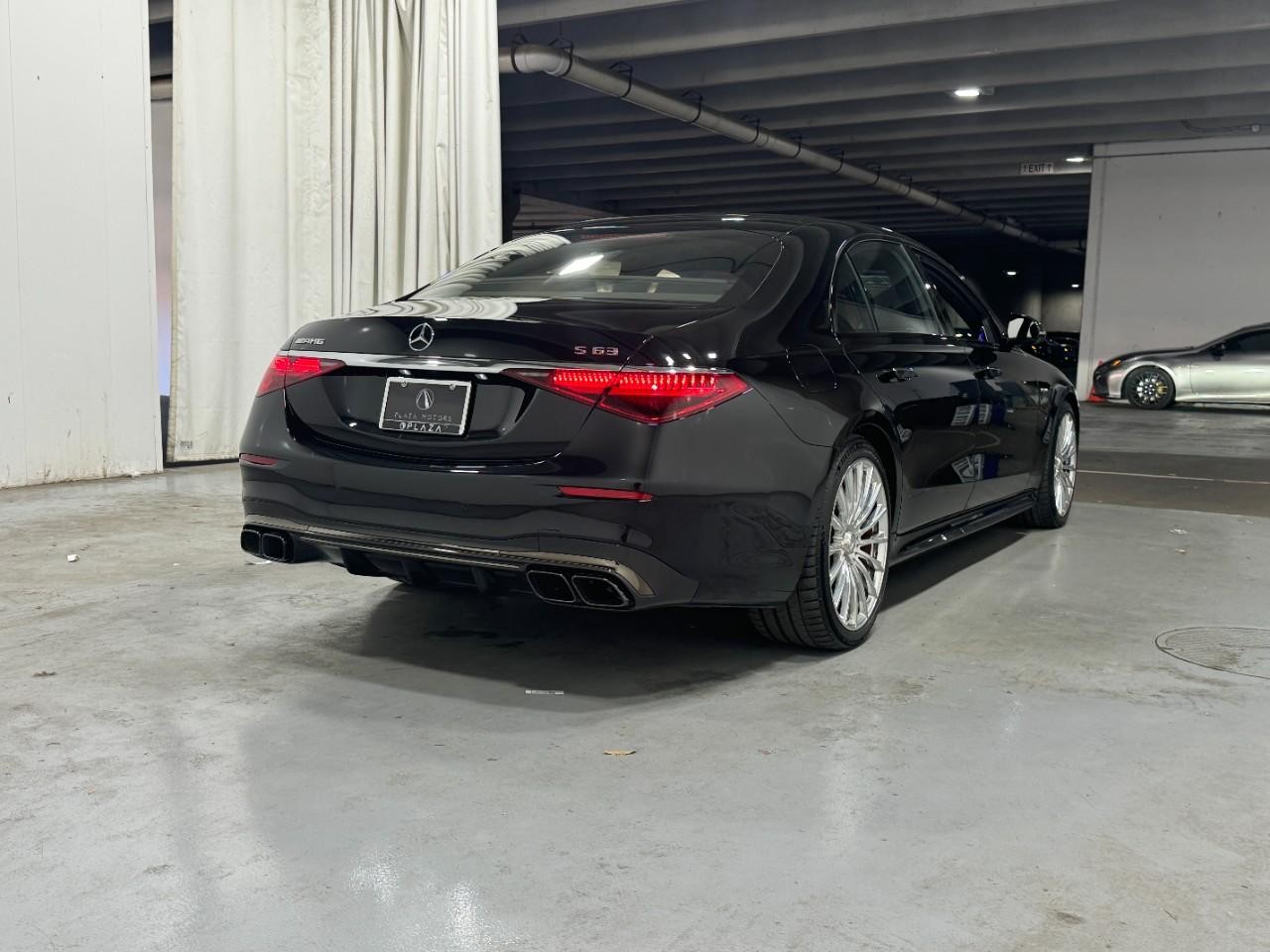 Mercedes-Benz S-Class Vehicle Full-screen Gallery Image 4