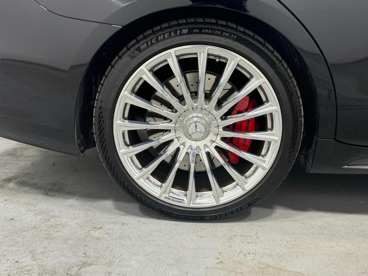 Mercedes-Benz S-Class Vehicle Full-screen Gallery Image 5