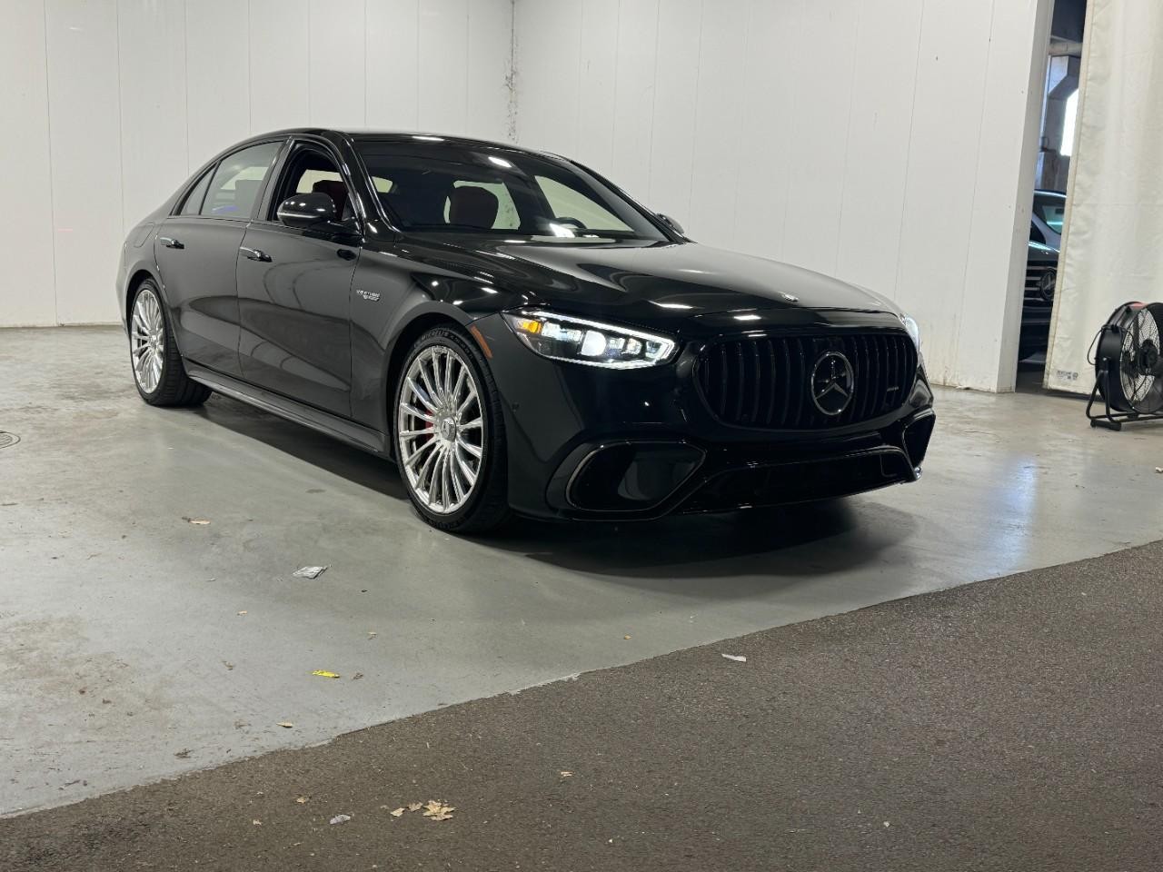 Mercedes-Benz S-Class Vehicle Full-screen Gallery Image 6