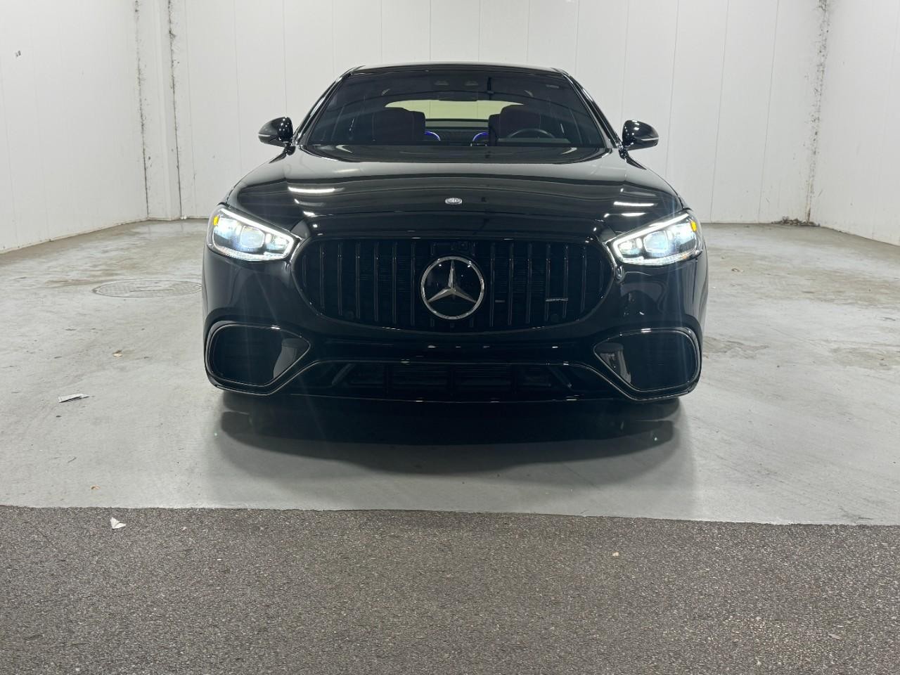 Mercedes-Benz S-Class Vehicle Full-screen Gallery Image 7