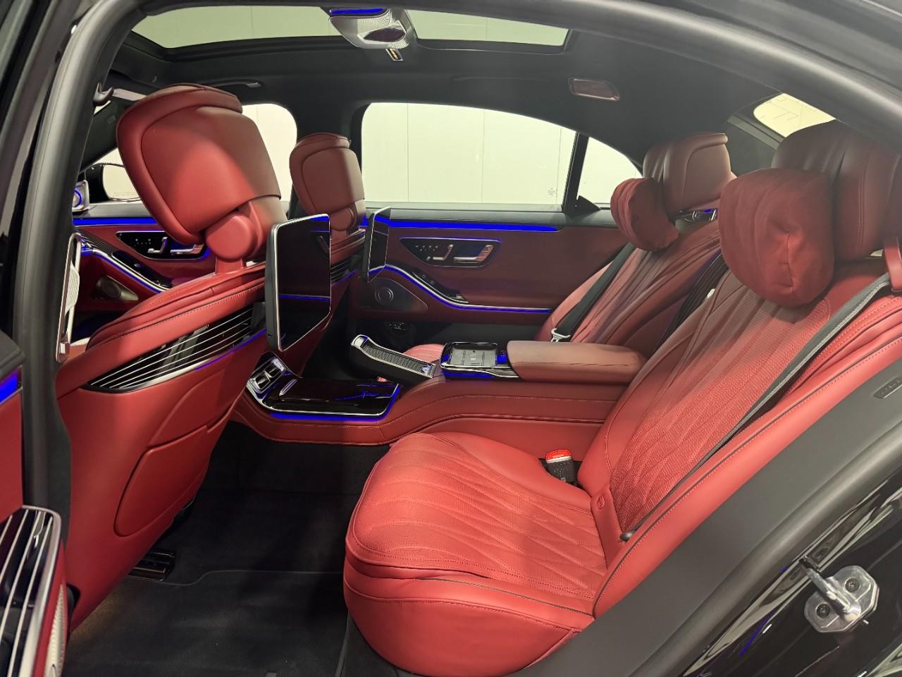 Mercedes-Benz S-Class Vehicle Full-screen Gallery Image 8